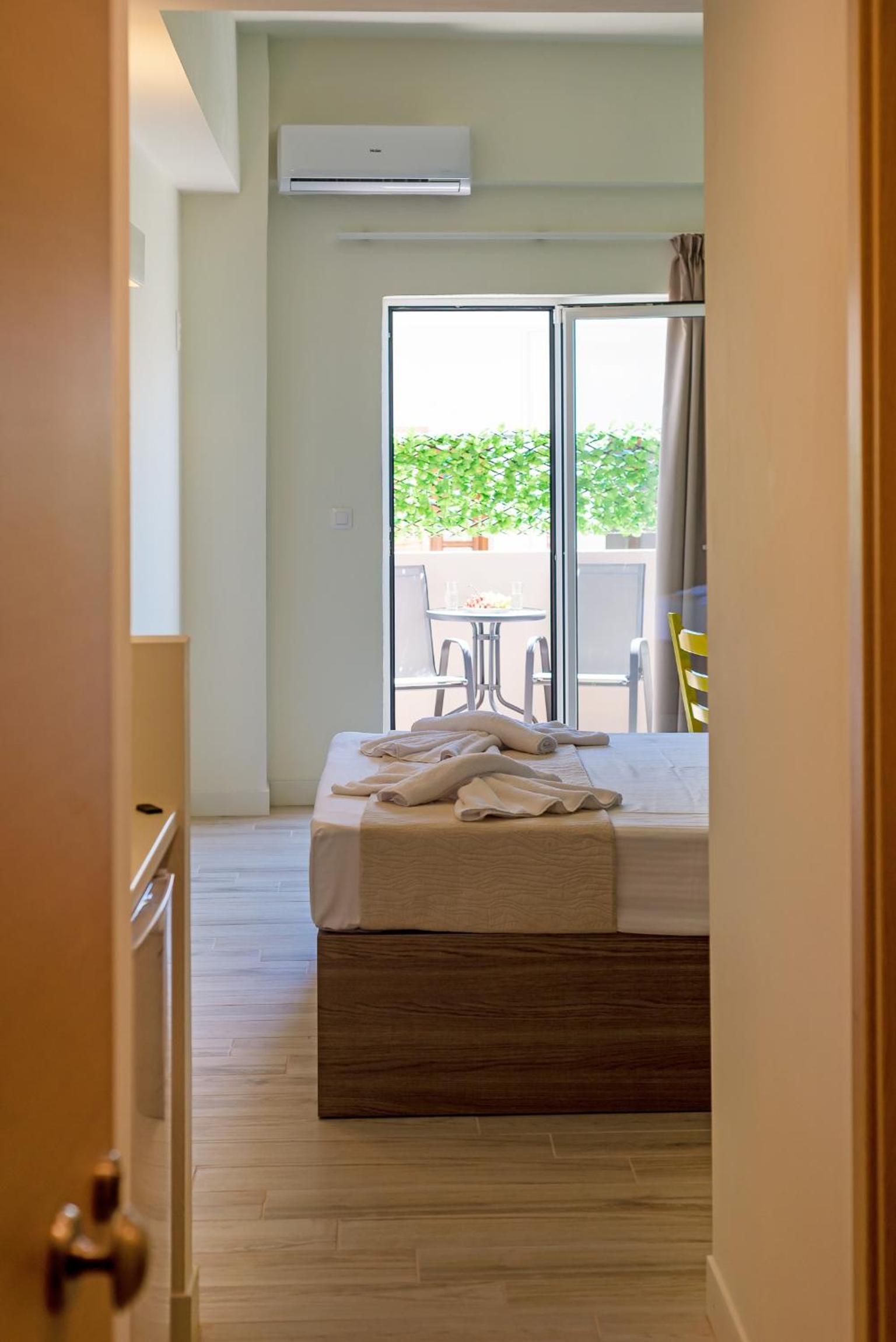 Deluxe Double Room with Balcony - Photo 19