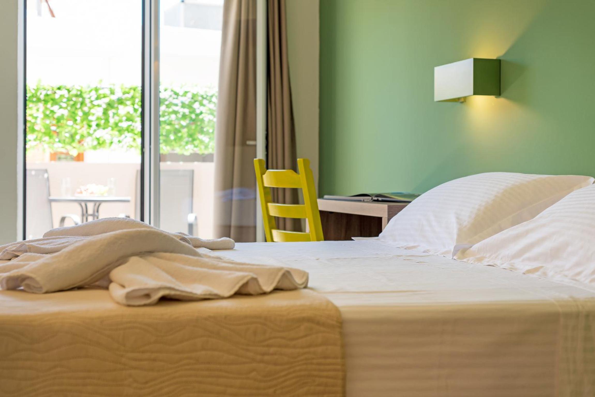 Deluxe Double Room with Balcony - Photo 6