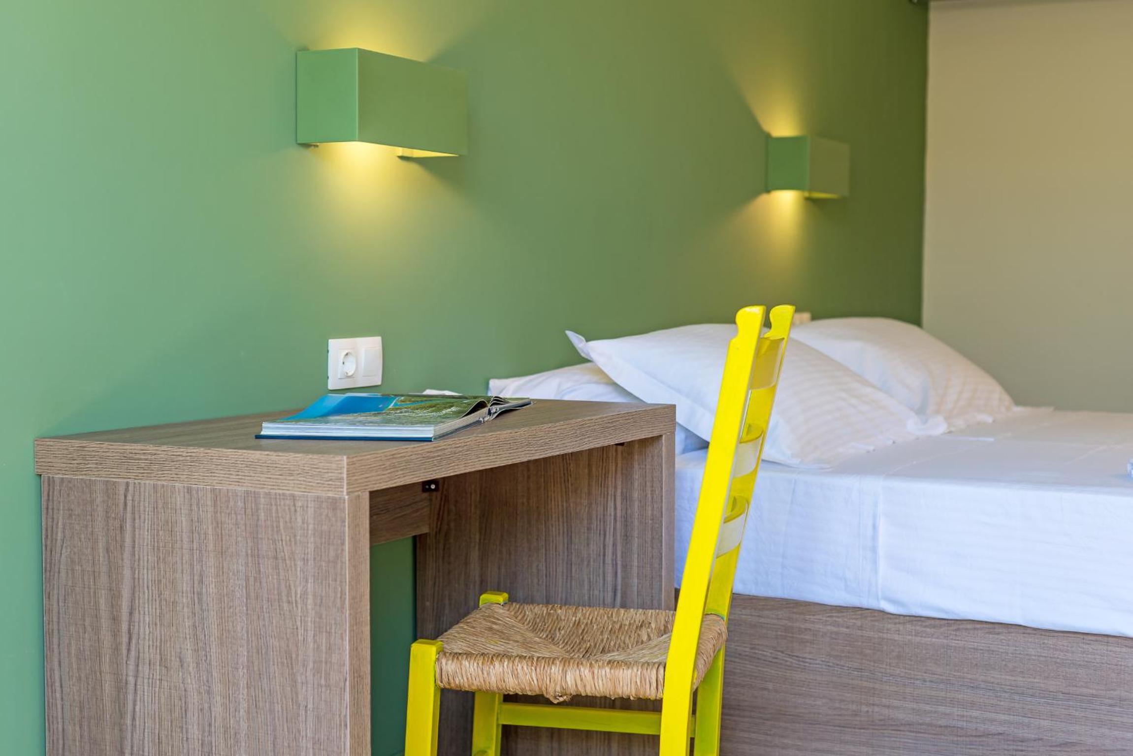 Deluxe Double Room with Balcony - Photo 16