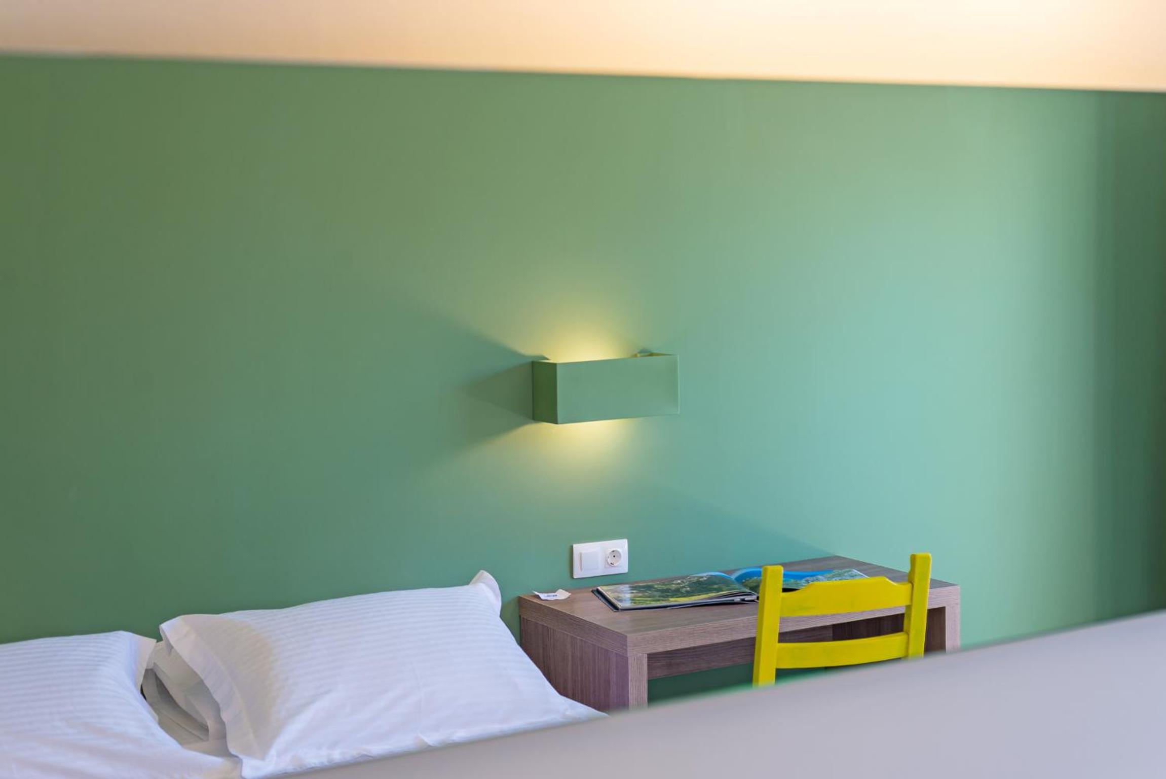 Deluxe Double Room with Balcony - Photo 10