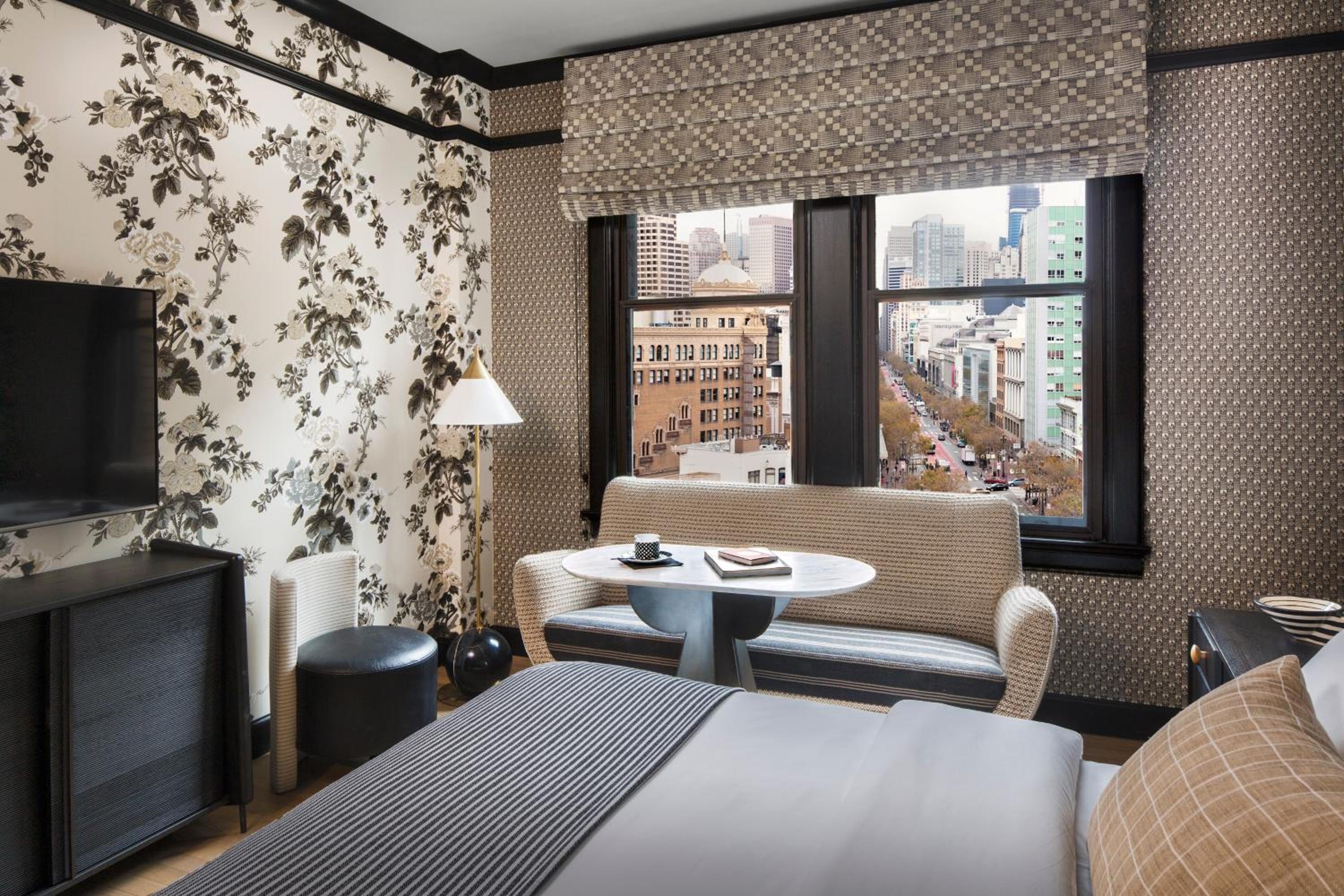Premier King, Larger Guest room, 1 King, City view - Photo 1