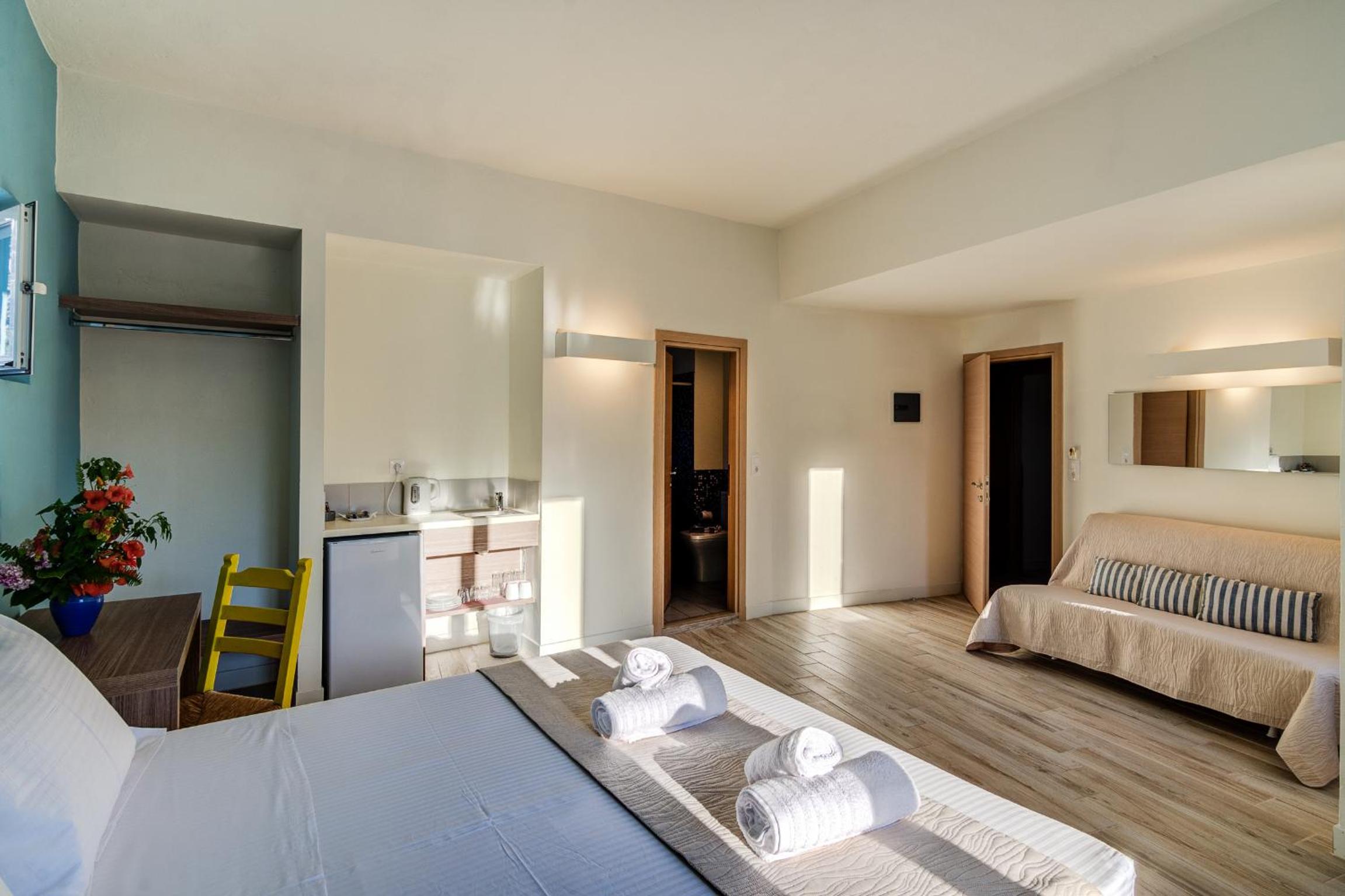 Quadruple Room with Garden View - Photo 12
