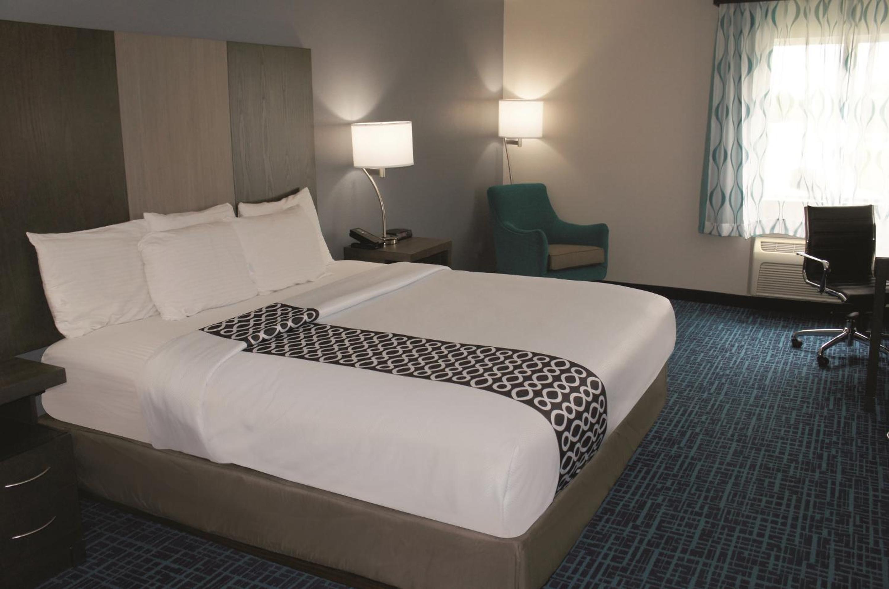 Deluxe King Suite - Non-Smoking - Photo 3