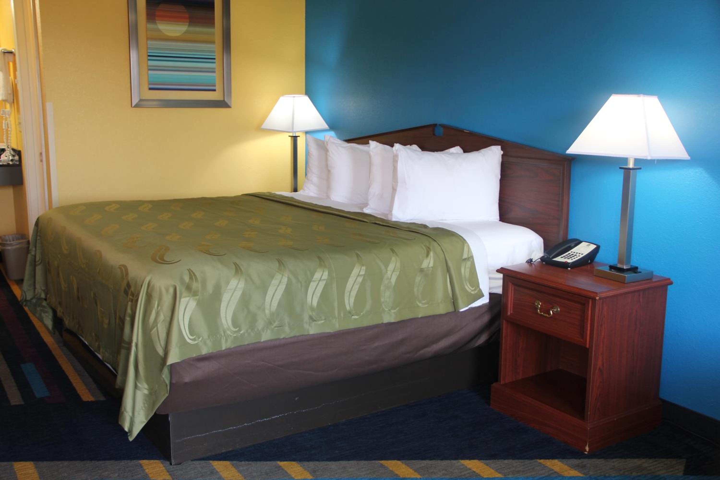 King Room - Non-Smoking - Photo 3