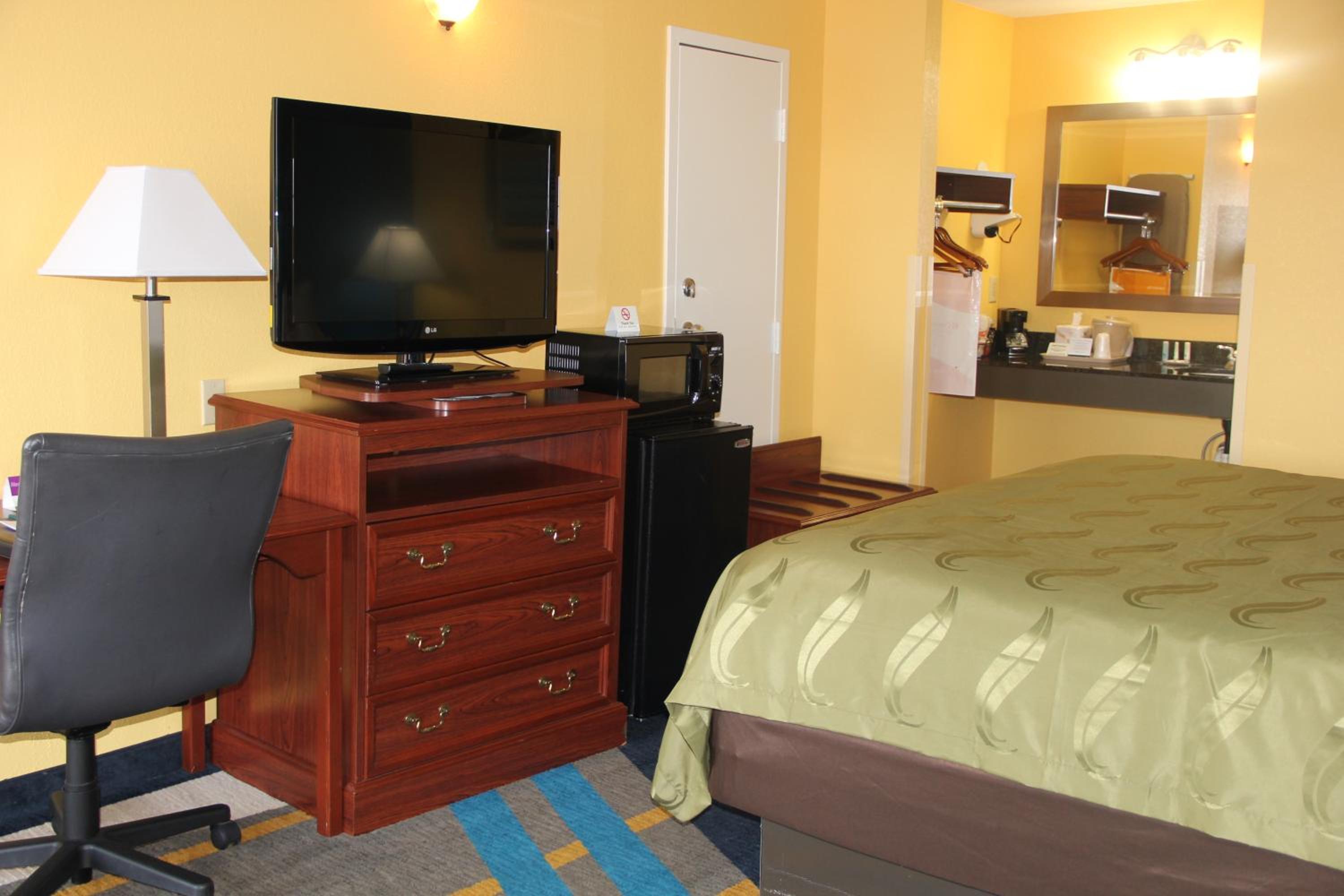 King Room - Non-Smoking - Photo 1