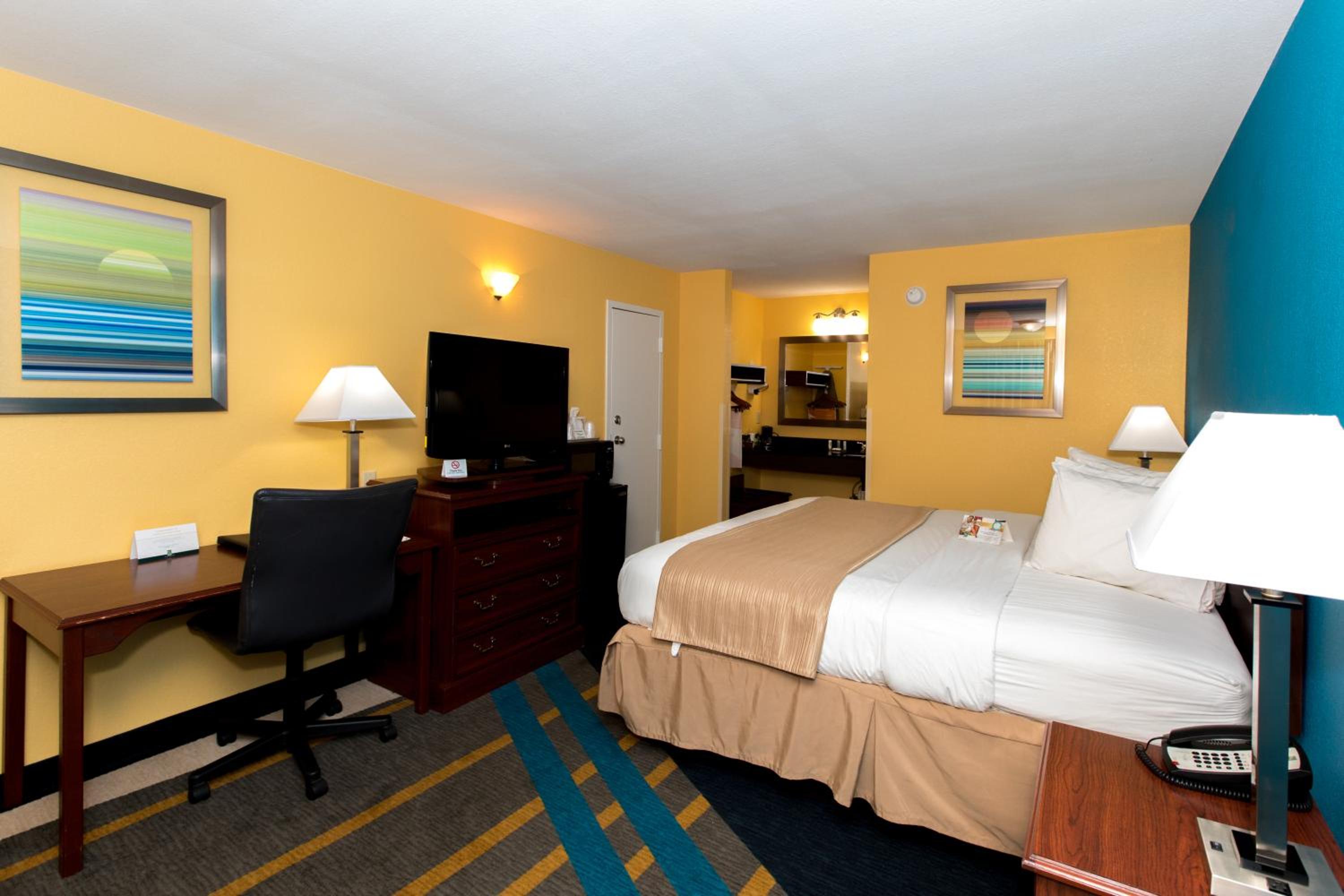 King Room - Non-Smoking - Photo 2