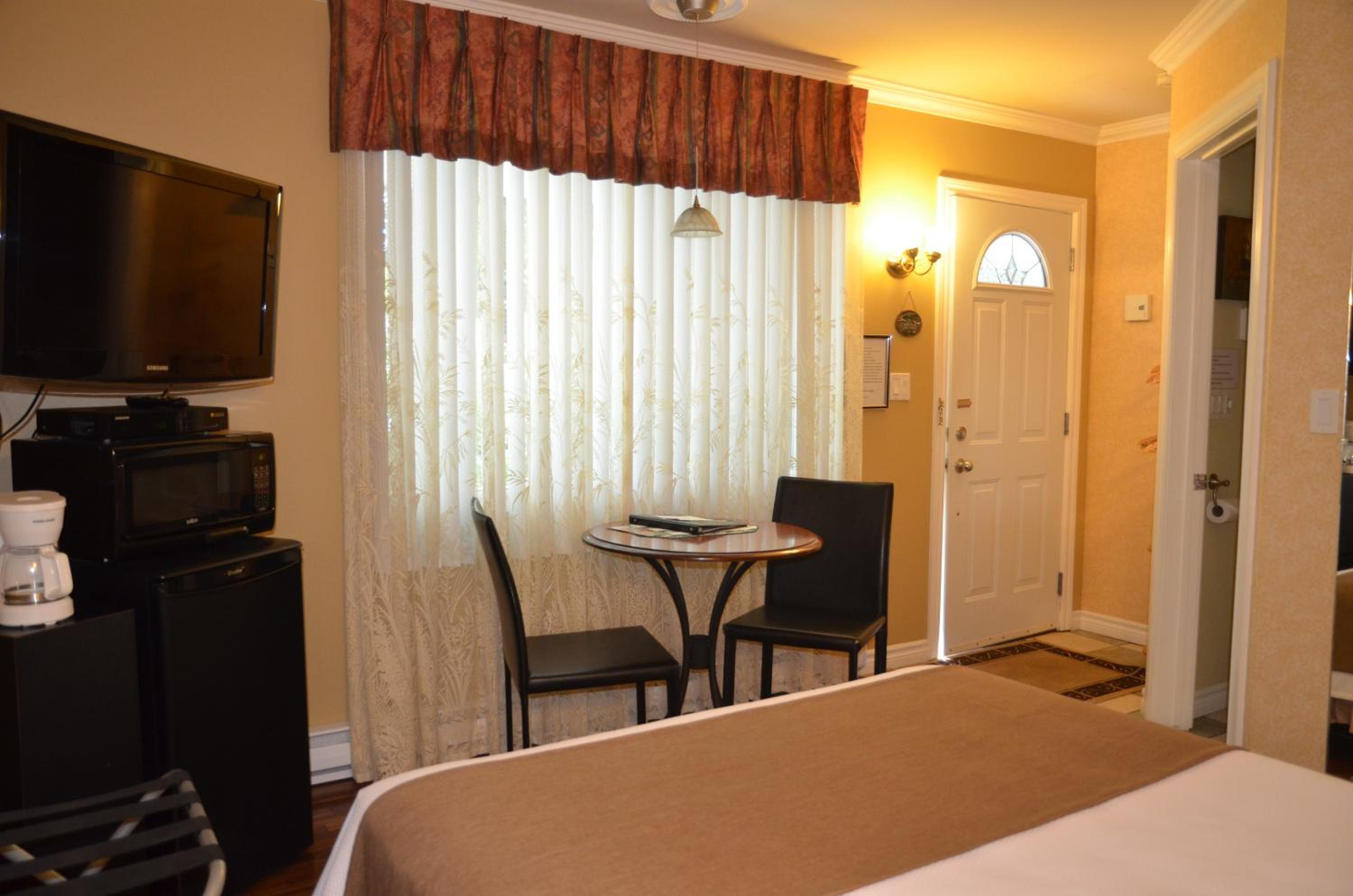 Queen Room photo 2