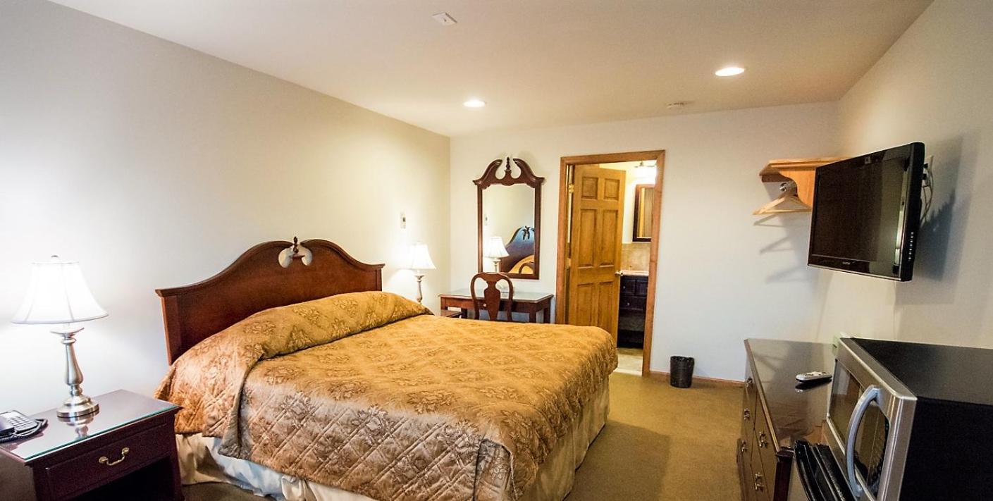 Small Deluxe King Room  photo 3