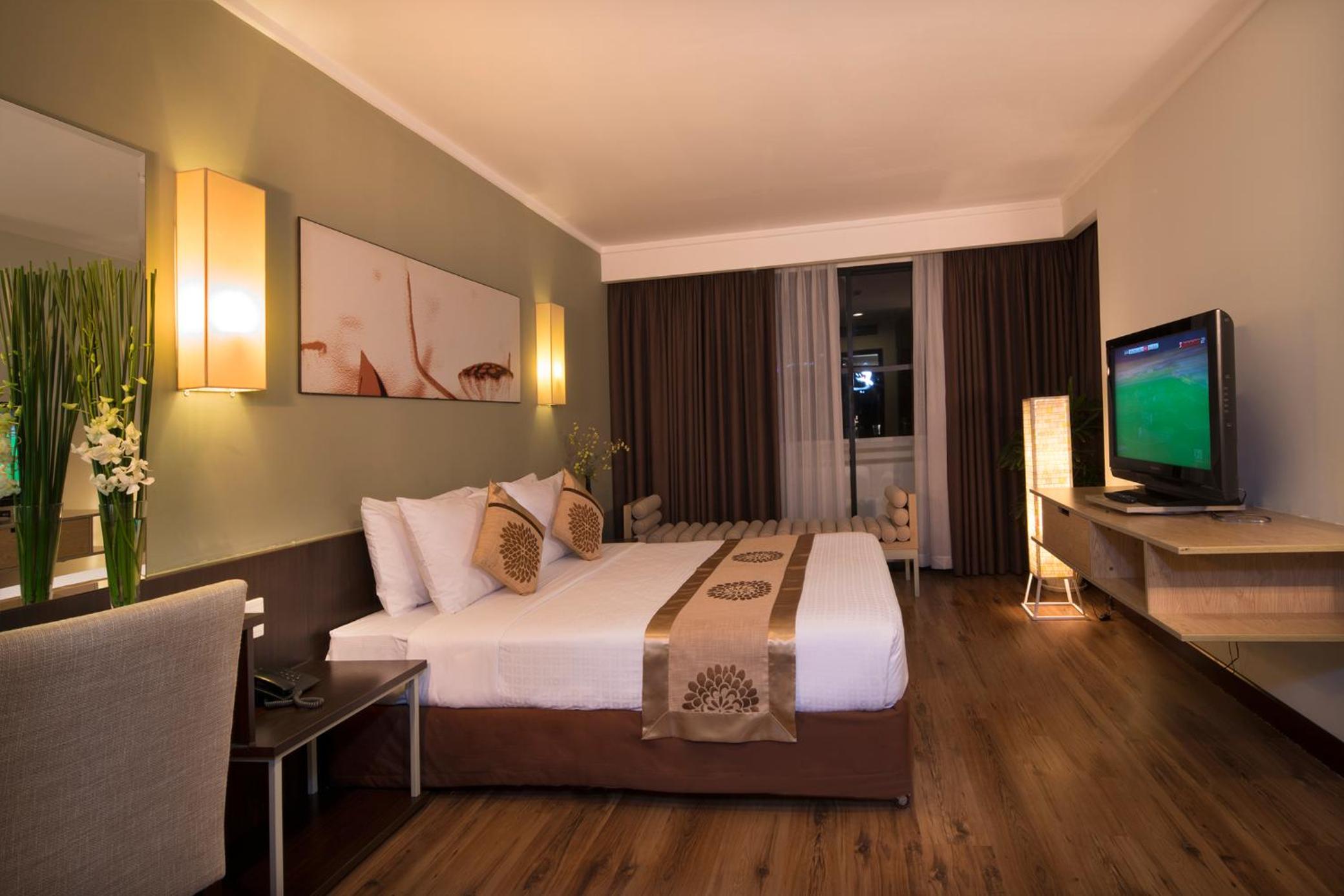 Deluxe Suite Triple with balcony and city view photo 3