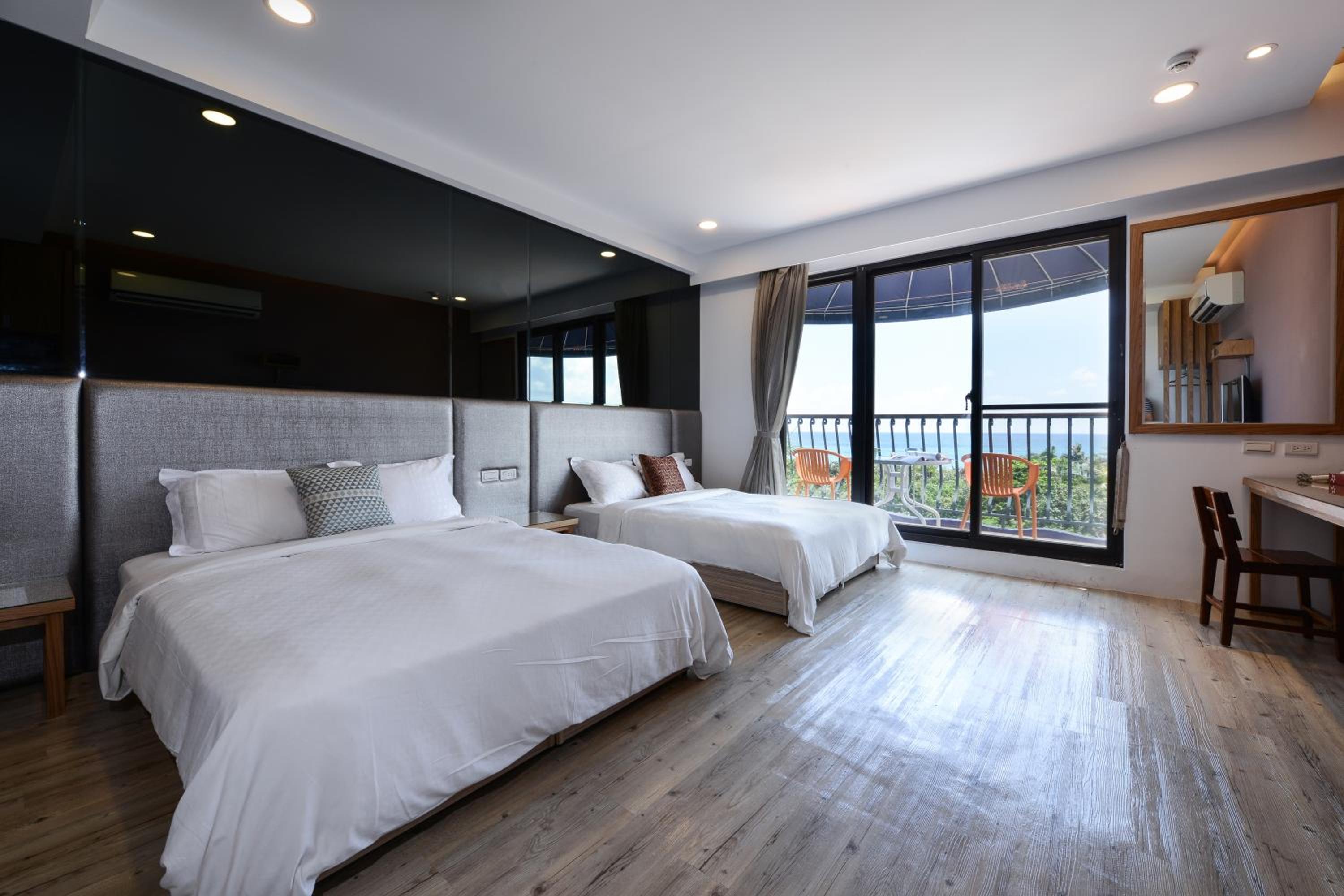 Deluxe Quadruple Room with Balcony and Sea View photo 2