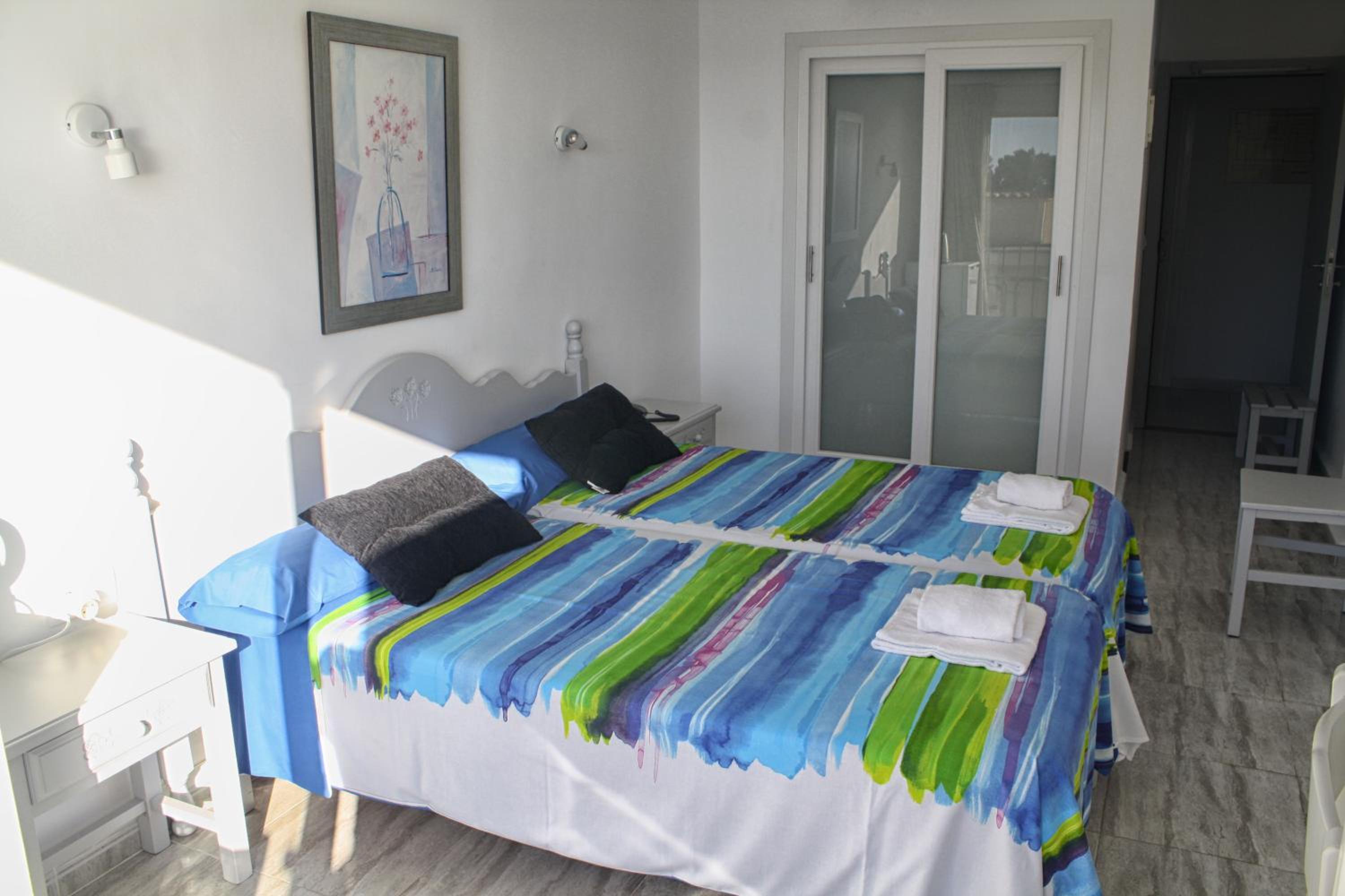 Superior Twin Room with Sea View thumbnail 5