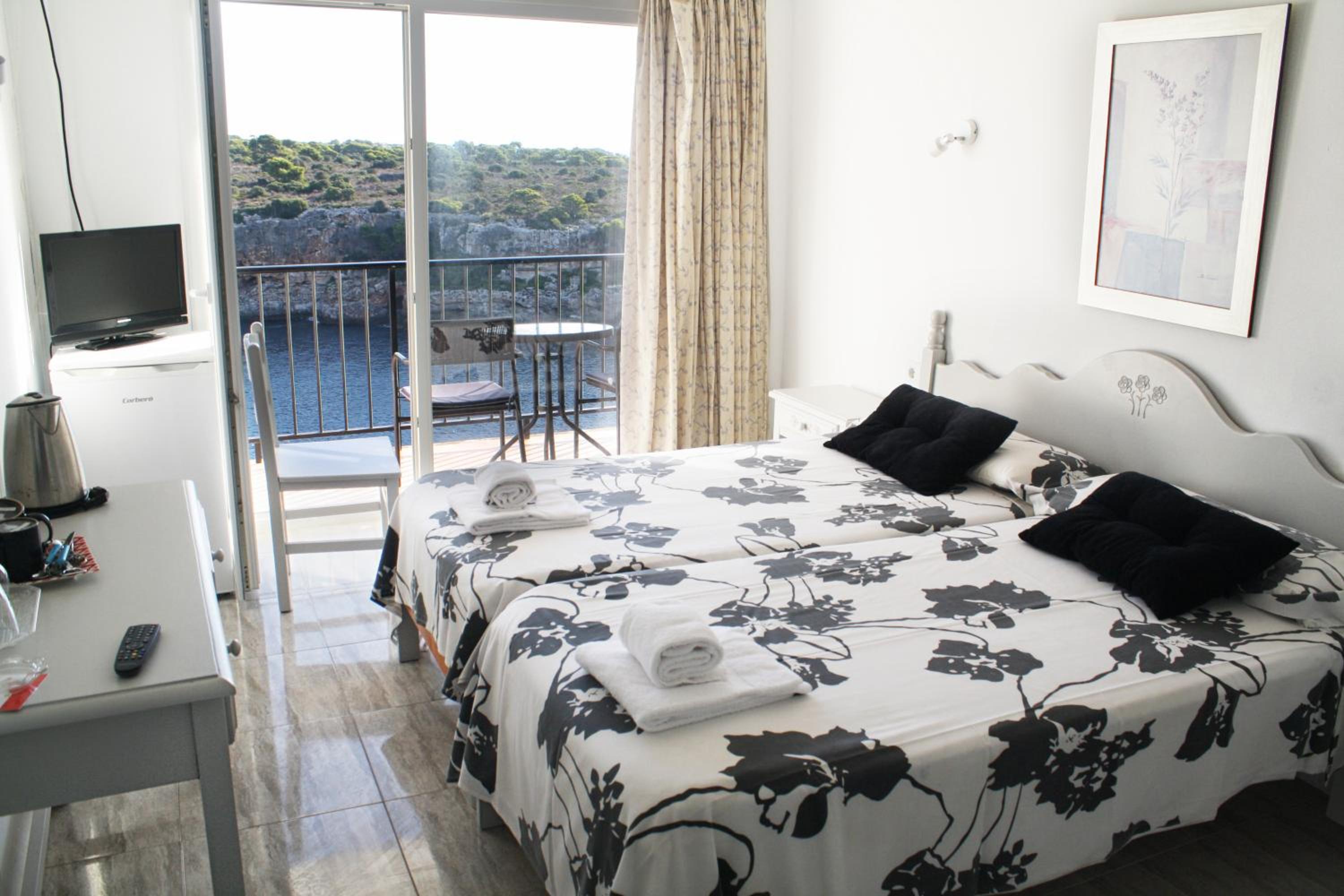 Superior Twin Room with Sea View - Photo 20