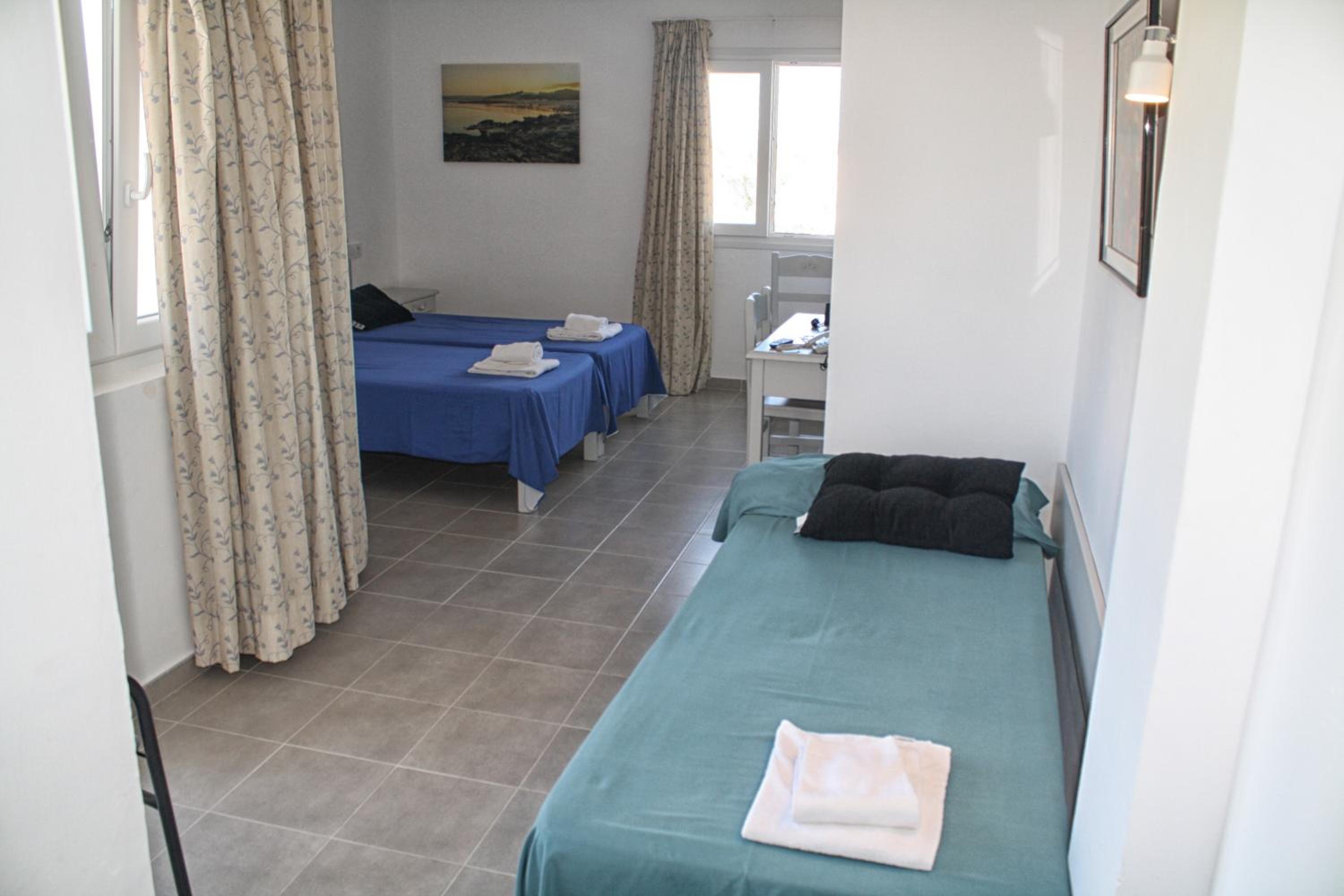 Triple Room with Balcony City Views - Photo 9