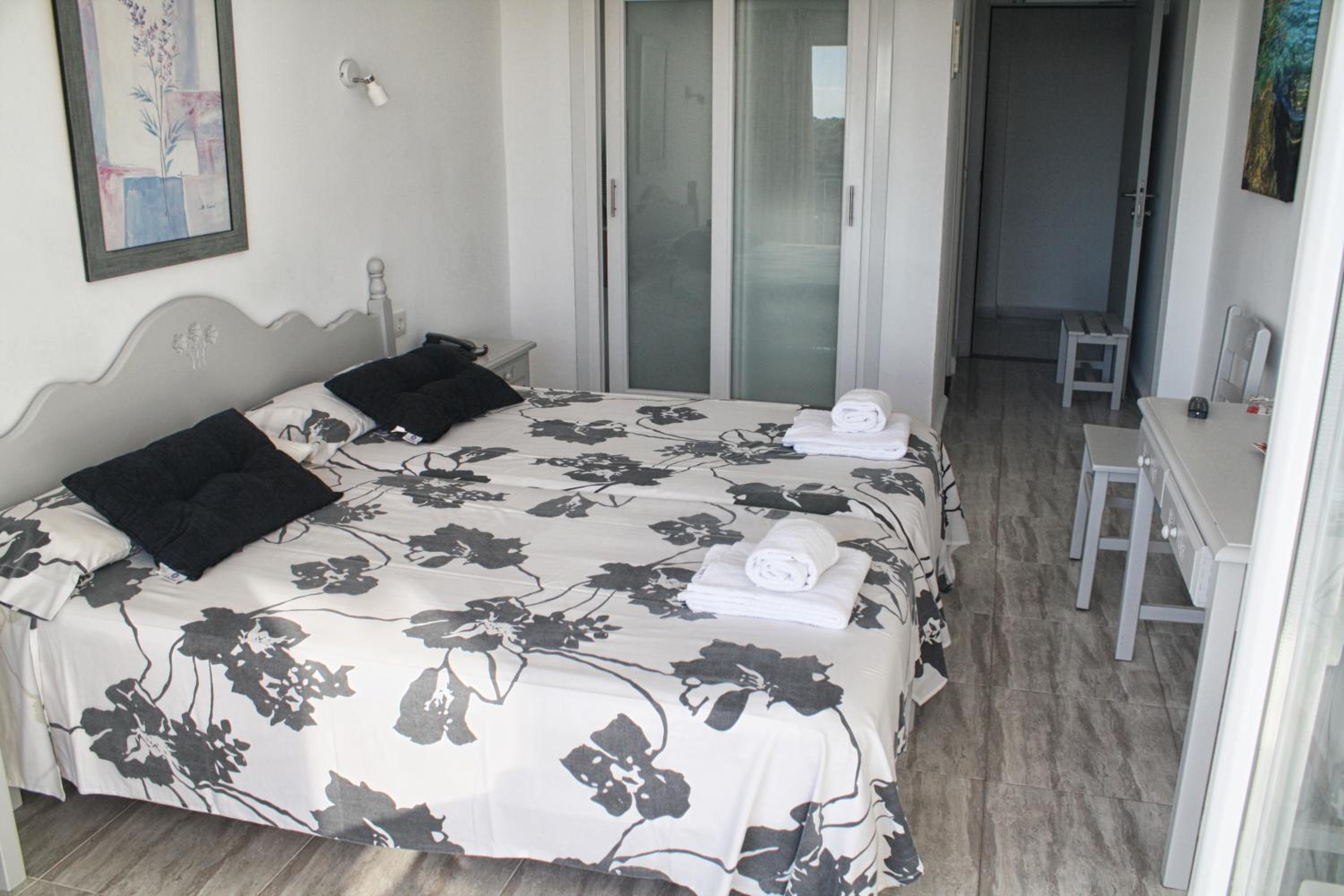 Superior Twin Room with Sea View - Photo 14