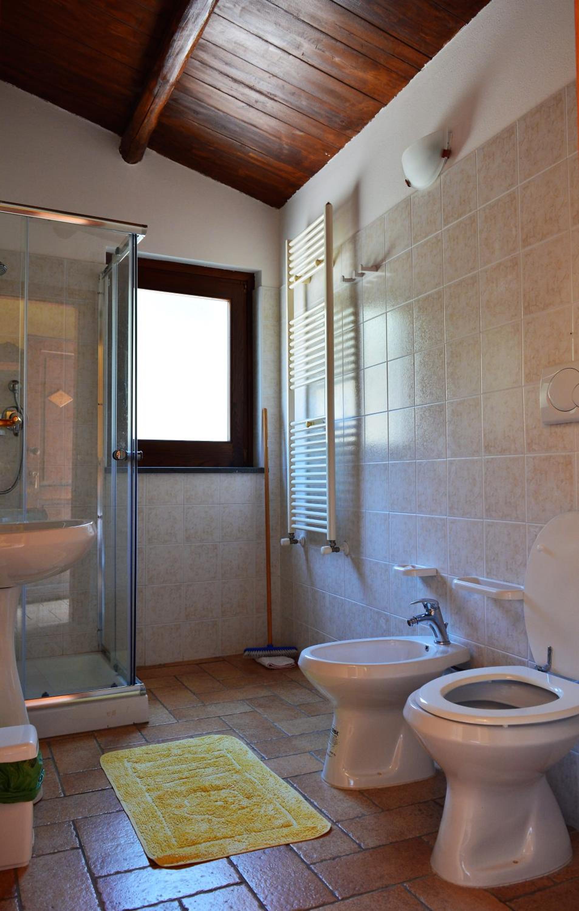 Quadruple Room with Private Bathroom - Photo 9