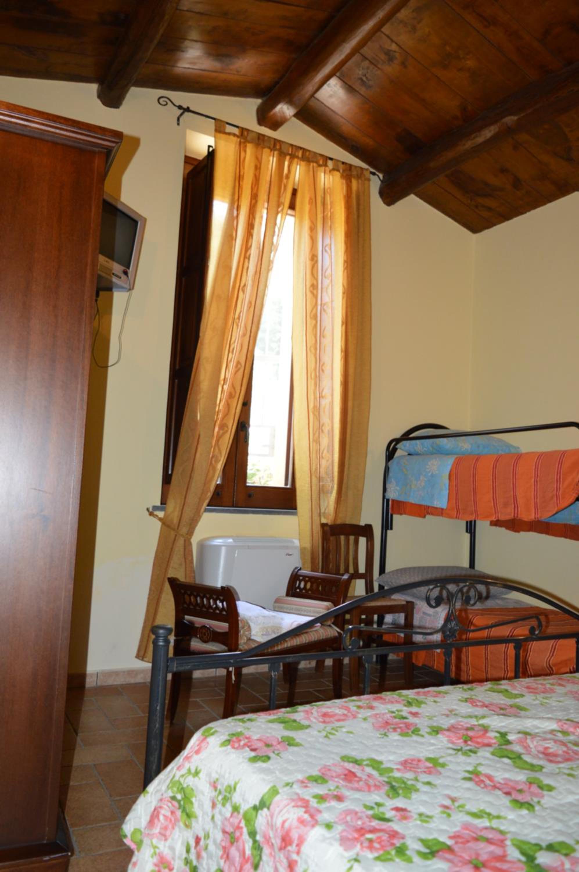 Quadruple Room with Private Bathroom - Photo 3