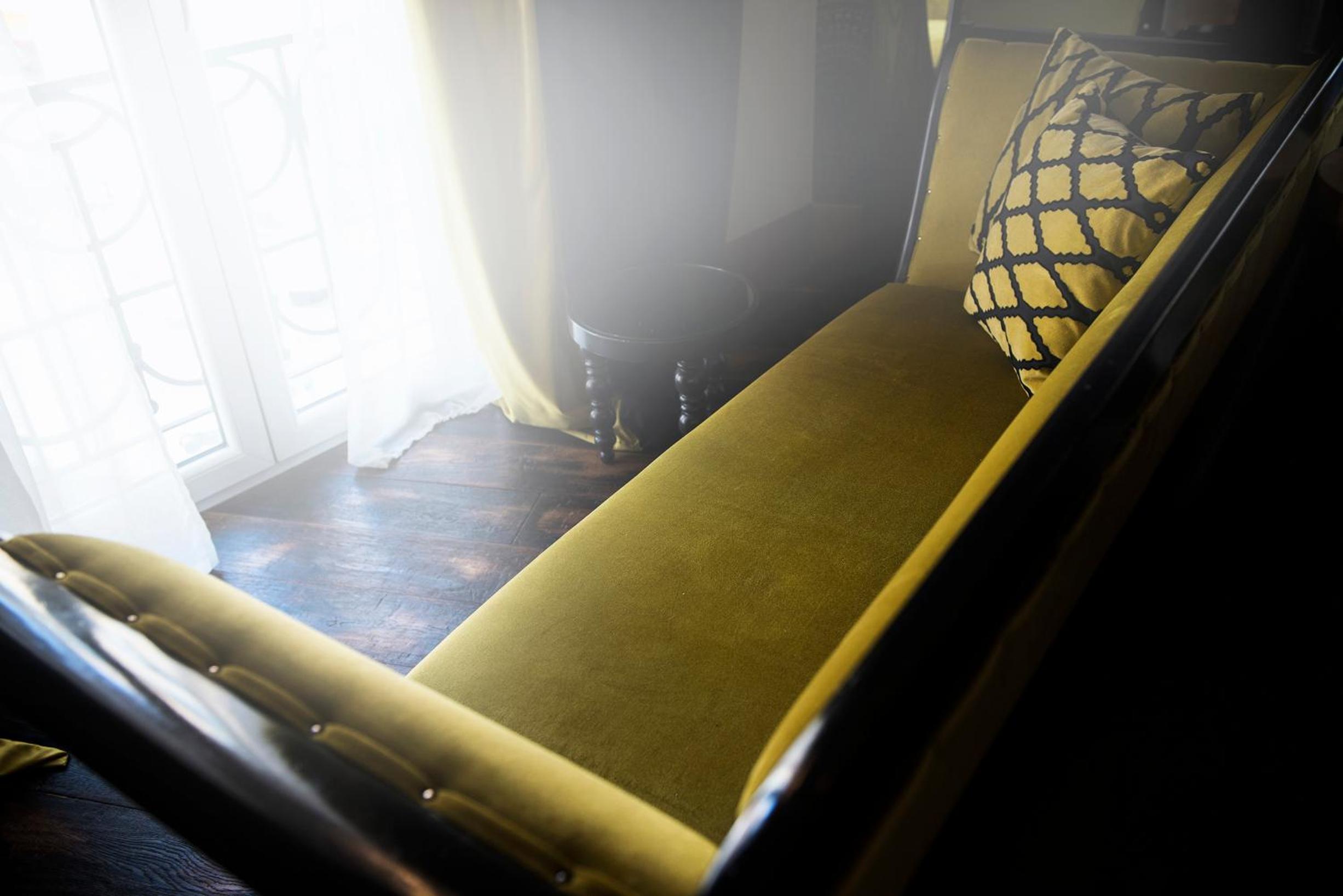 Suite with City View thumbnail 6