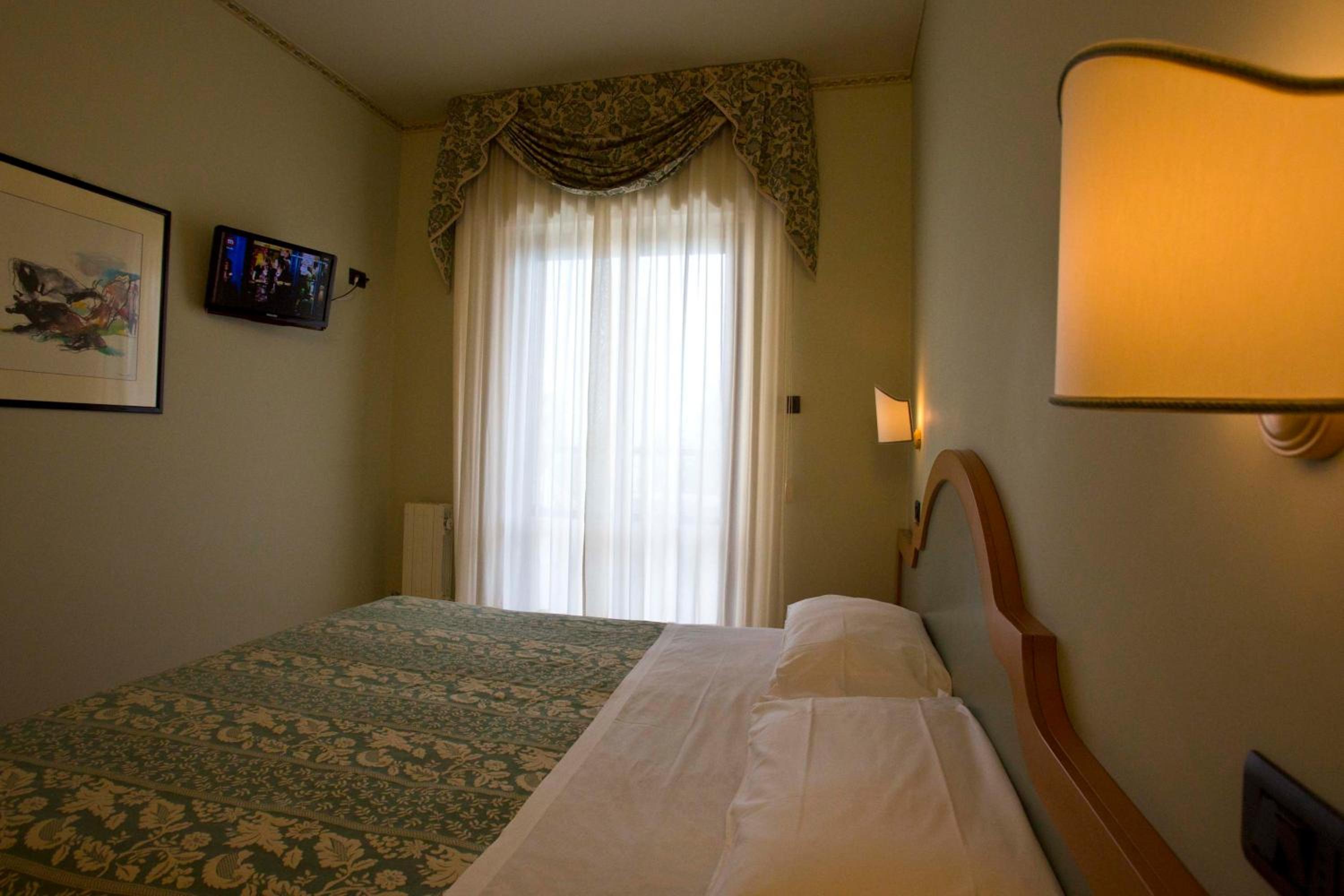 Double or Twin Room with Balcony - Photo 3