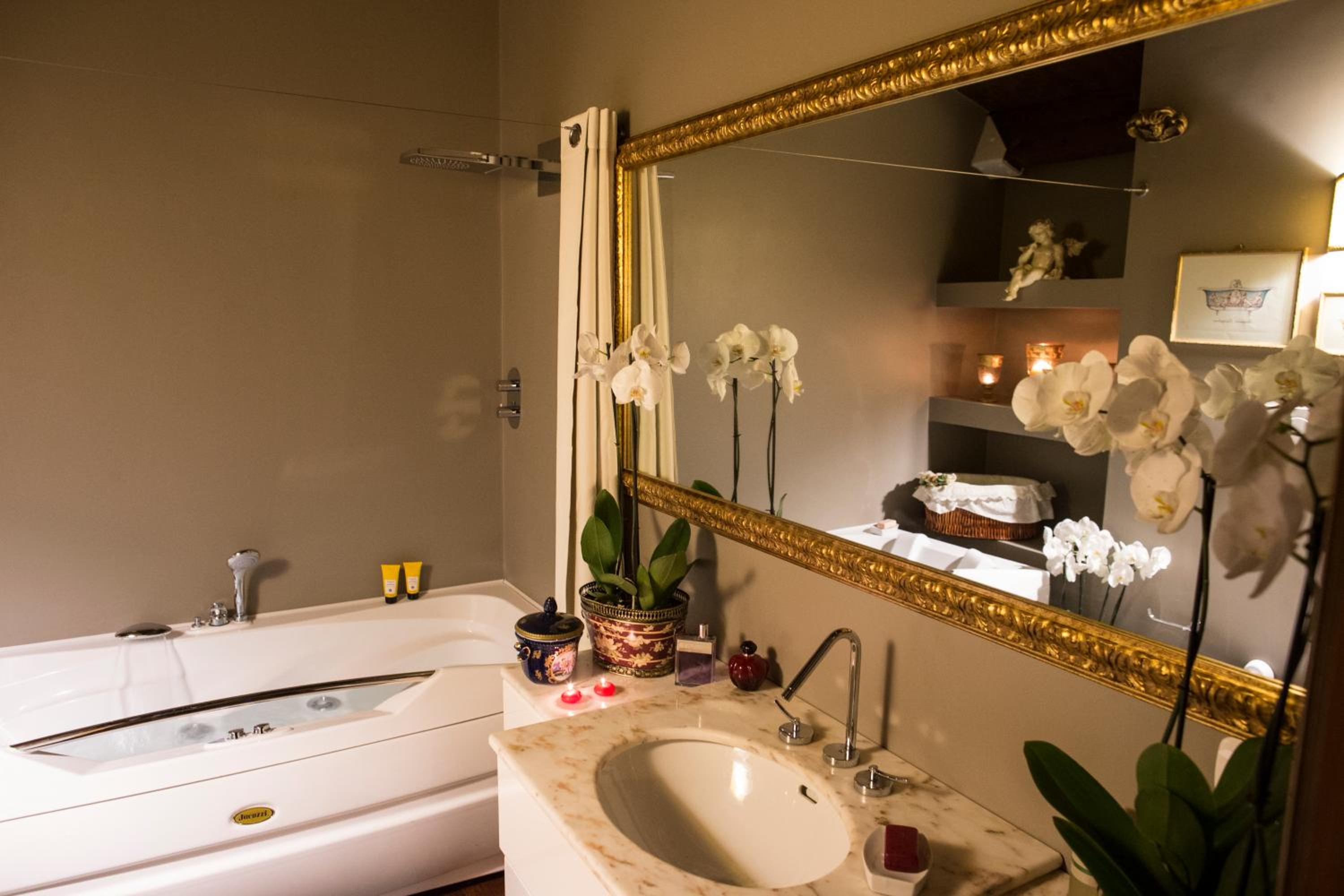 Double Room with Spa Bath - Photo 4