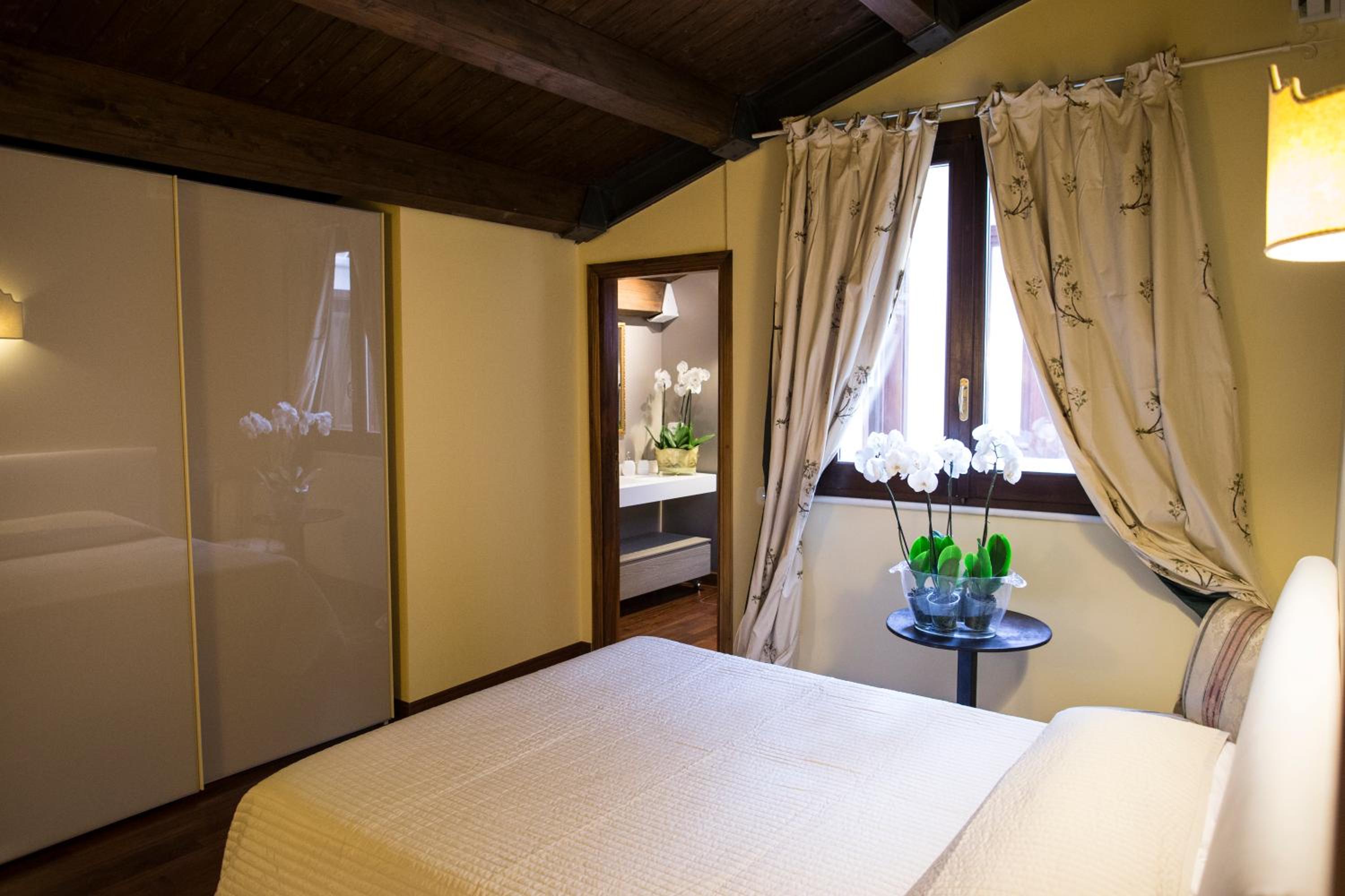 Deluxe Room - Photo 1