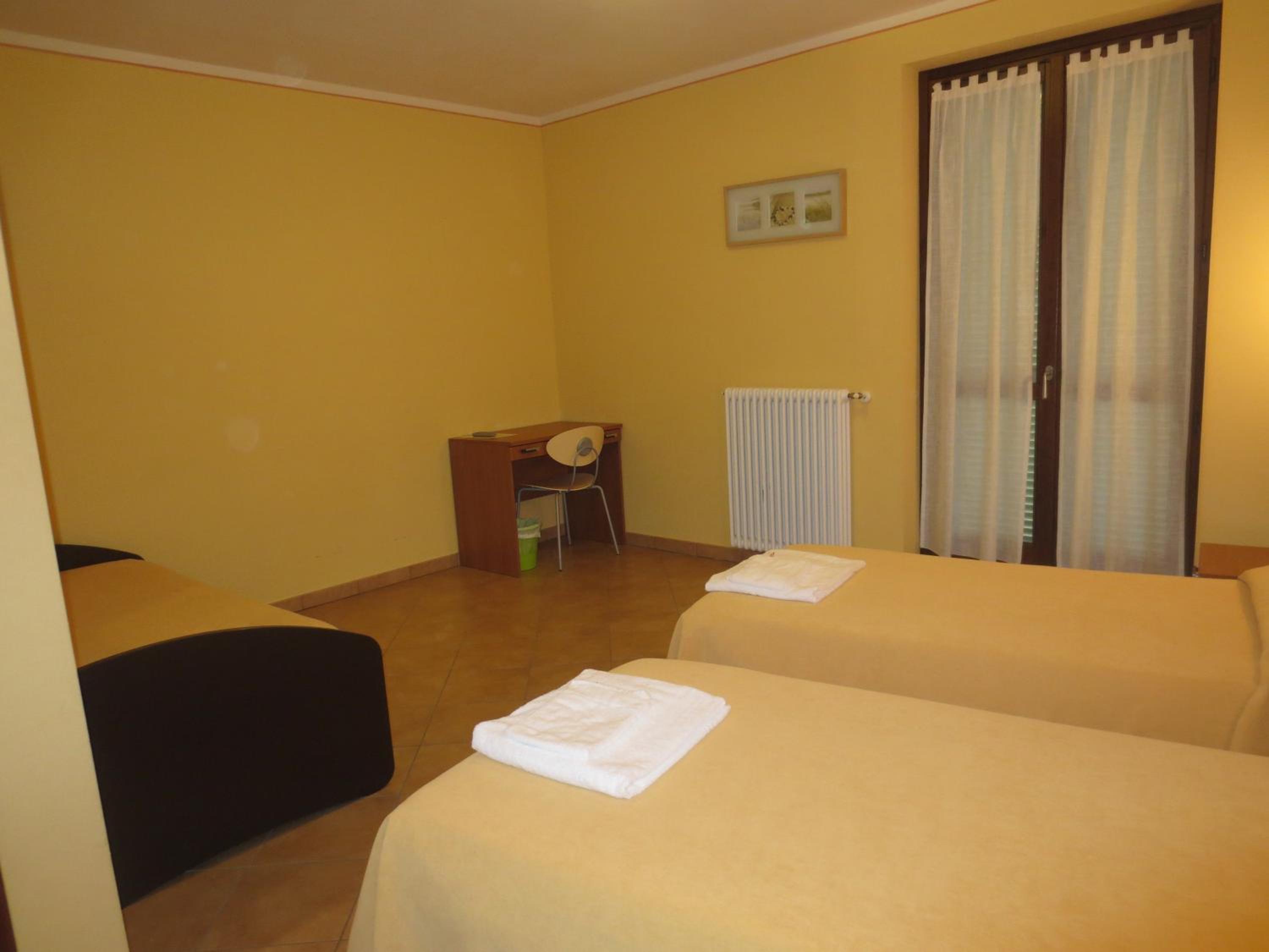 Twin Room - Photo 2