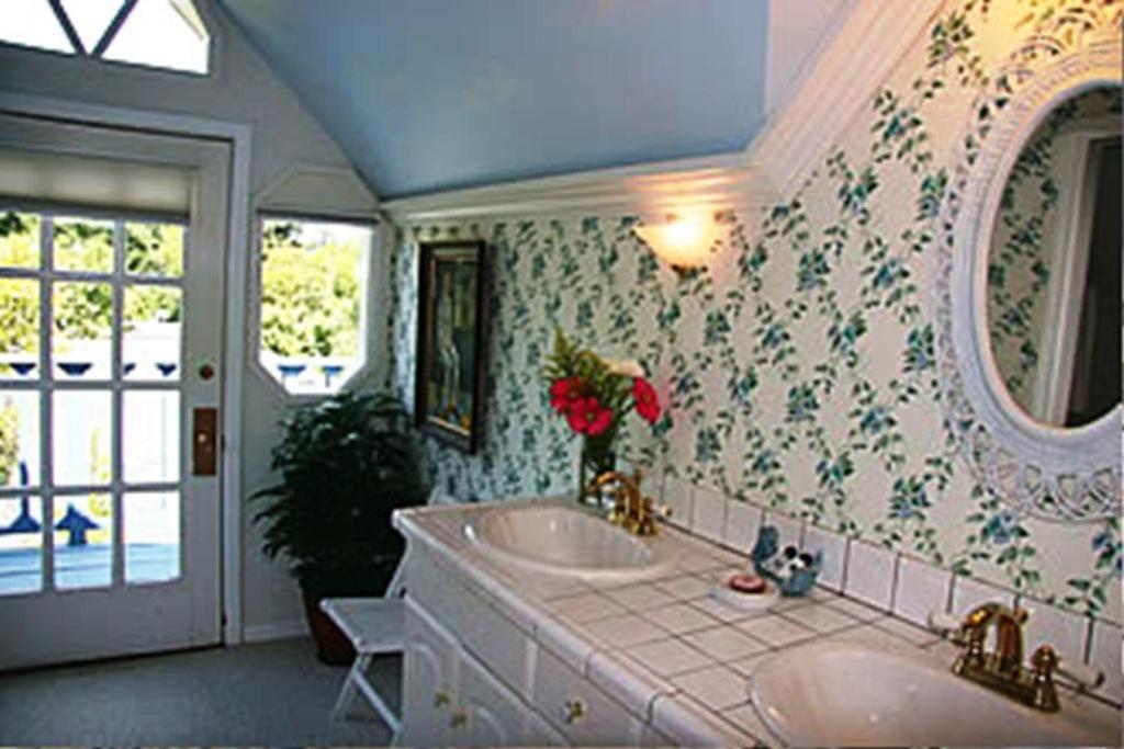 King Suite with Spa Bath photo 2