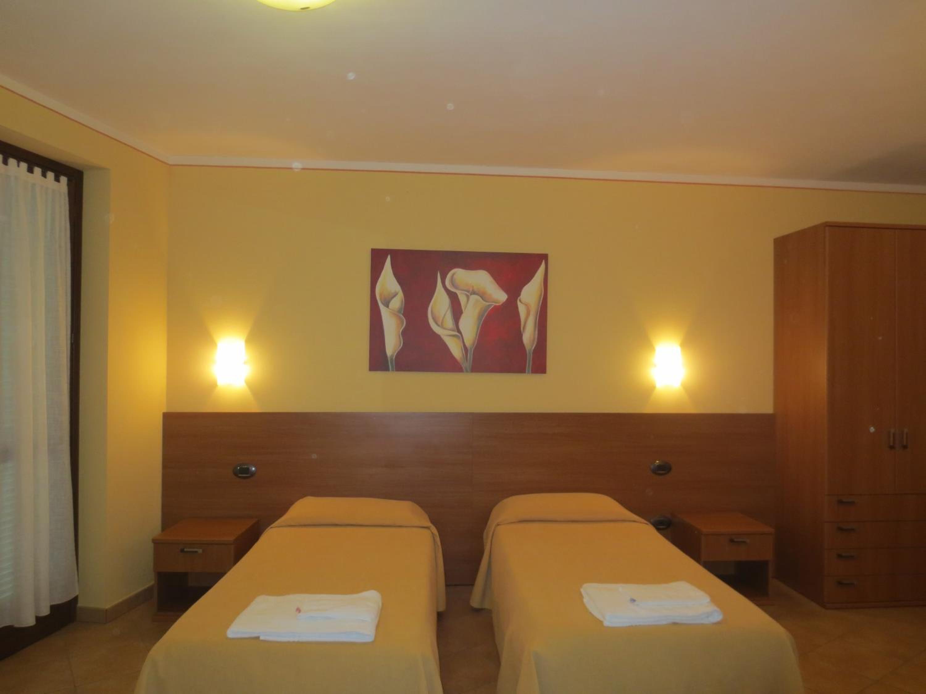 Twin Room - Photo 1