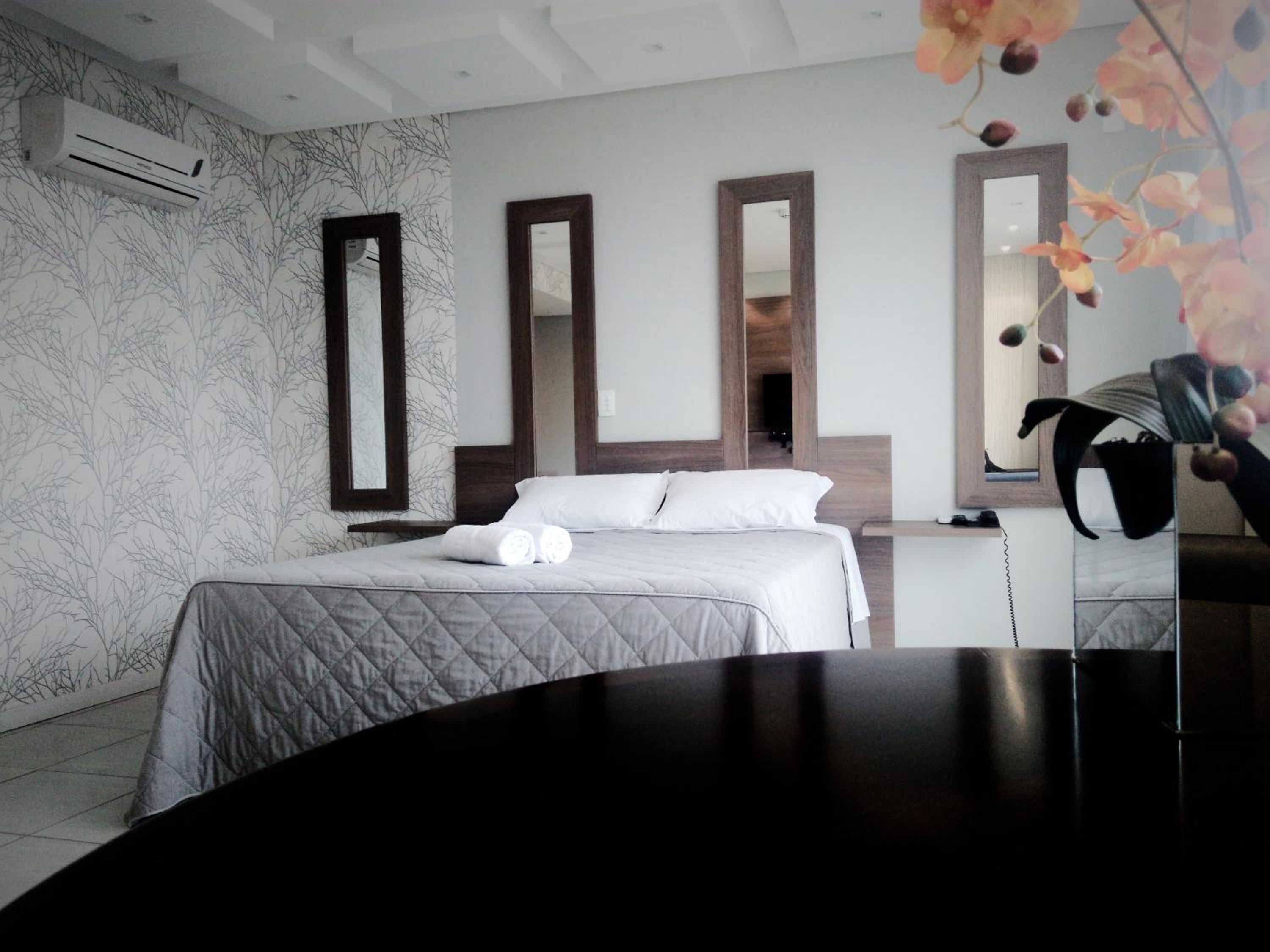 Queen Suite with Spa Bath