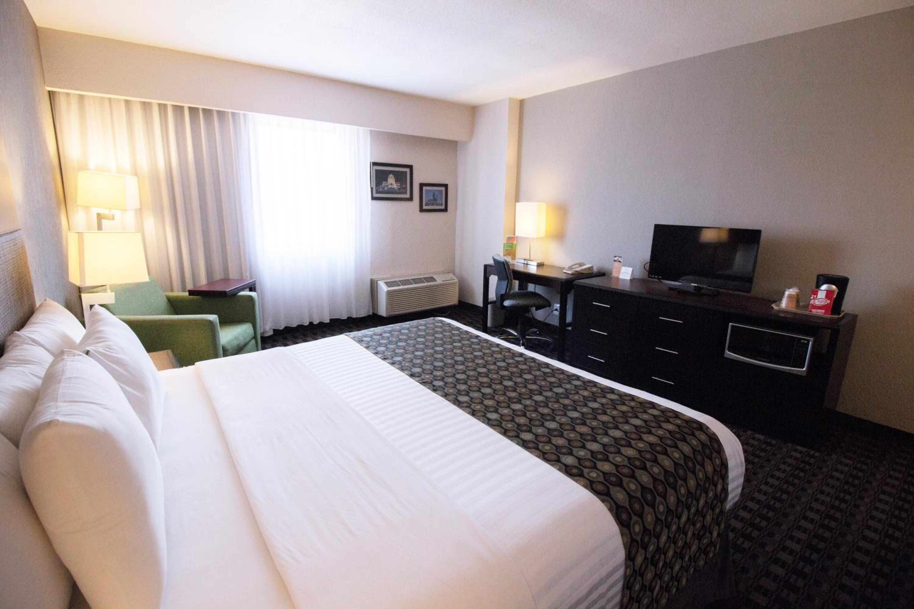 King Room - Non-Smoking - Photo 2