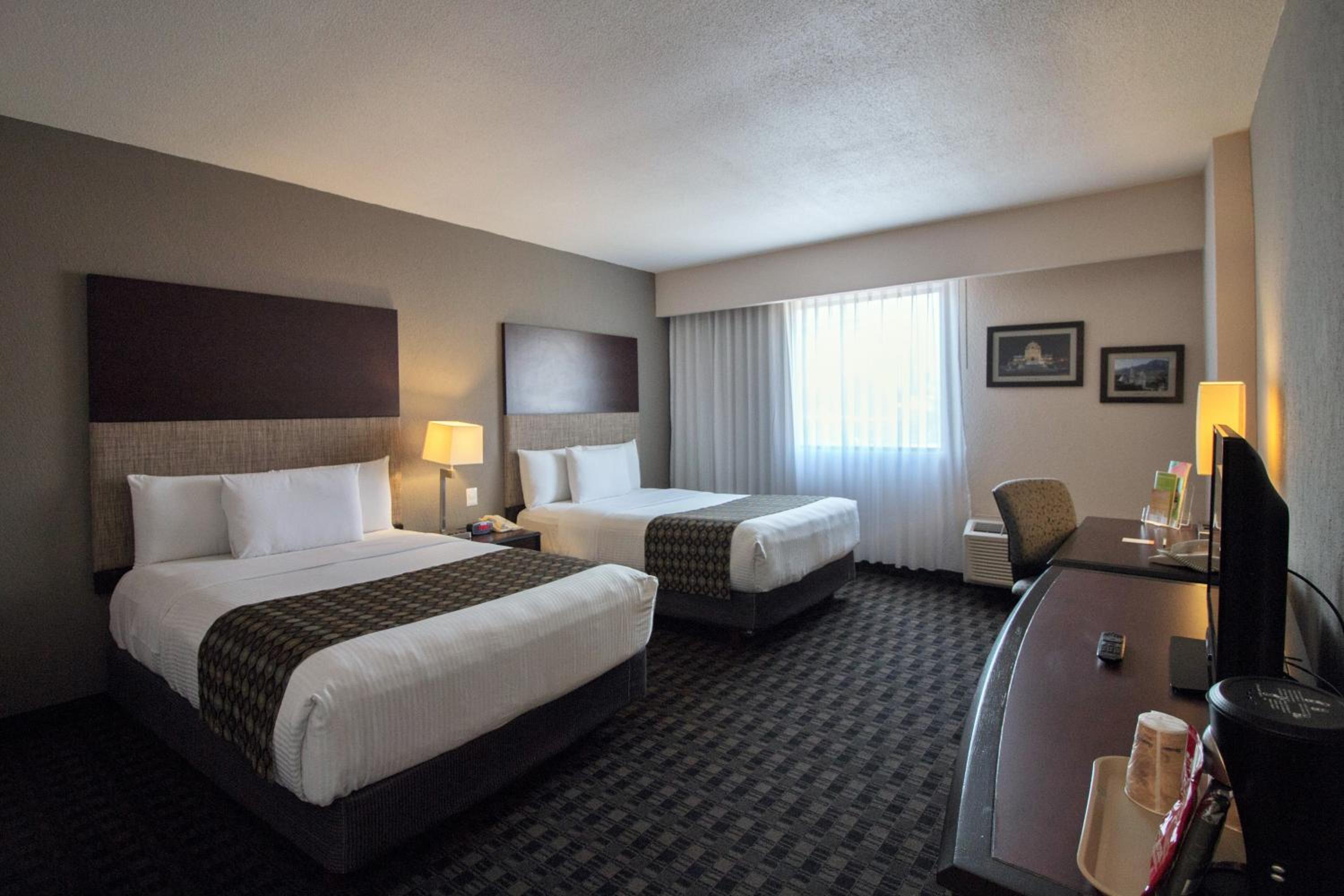 Queen Room with Two Queen Beds - Non-Smoking - Photo 5
