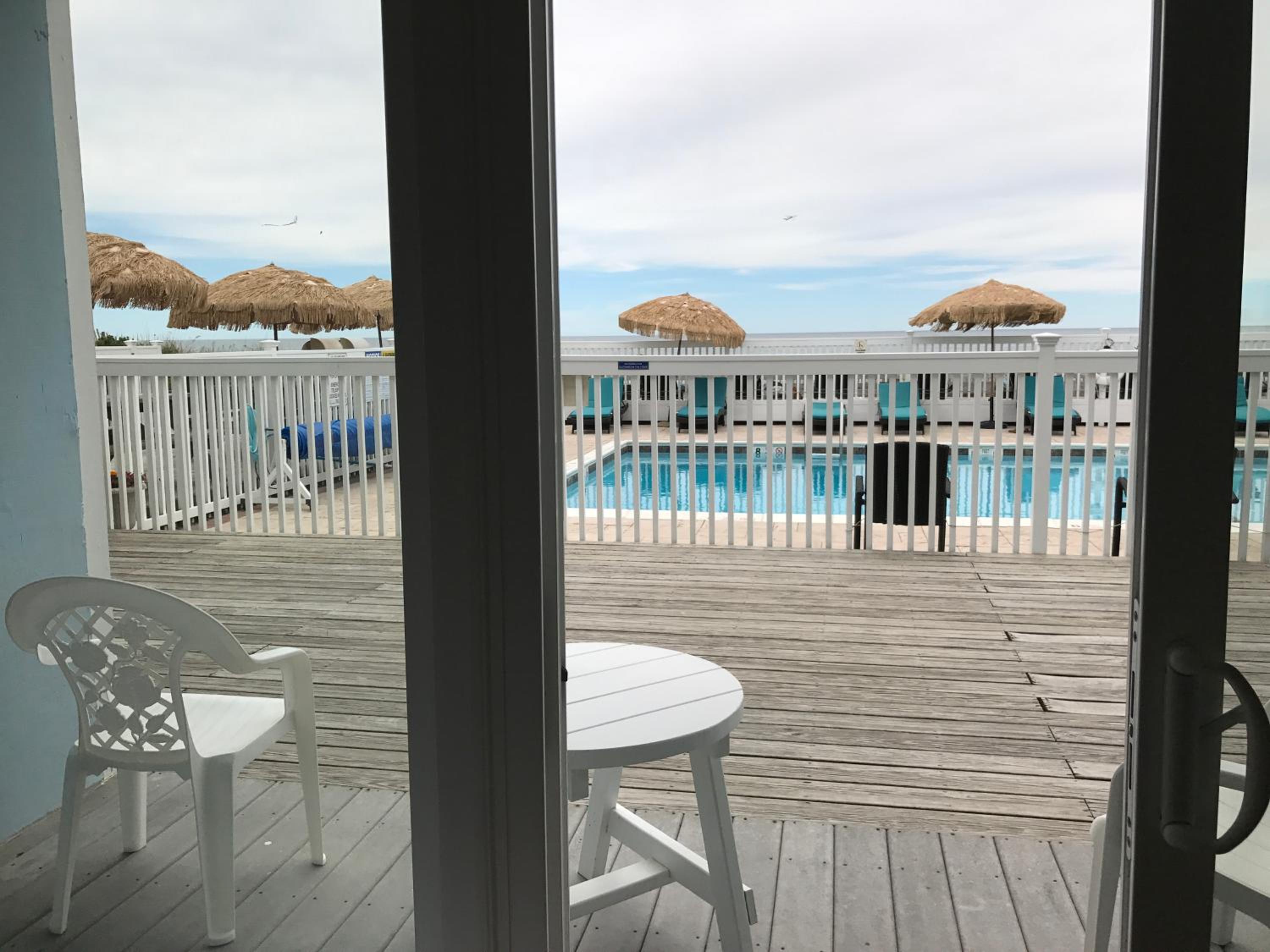 Queen Room with Pool View photo 3