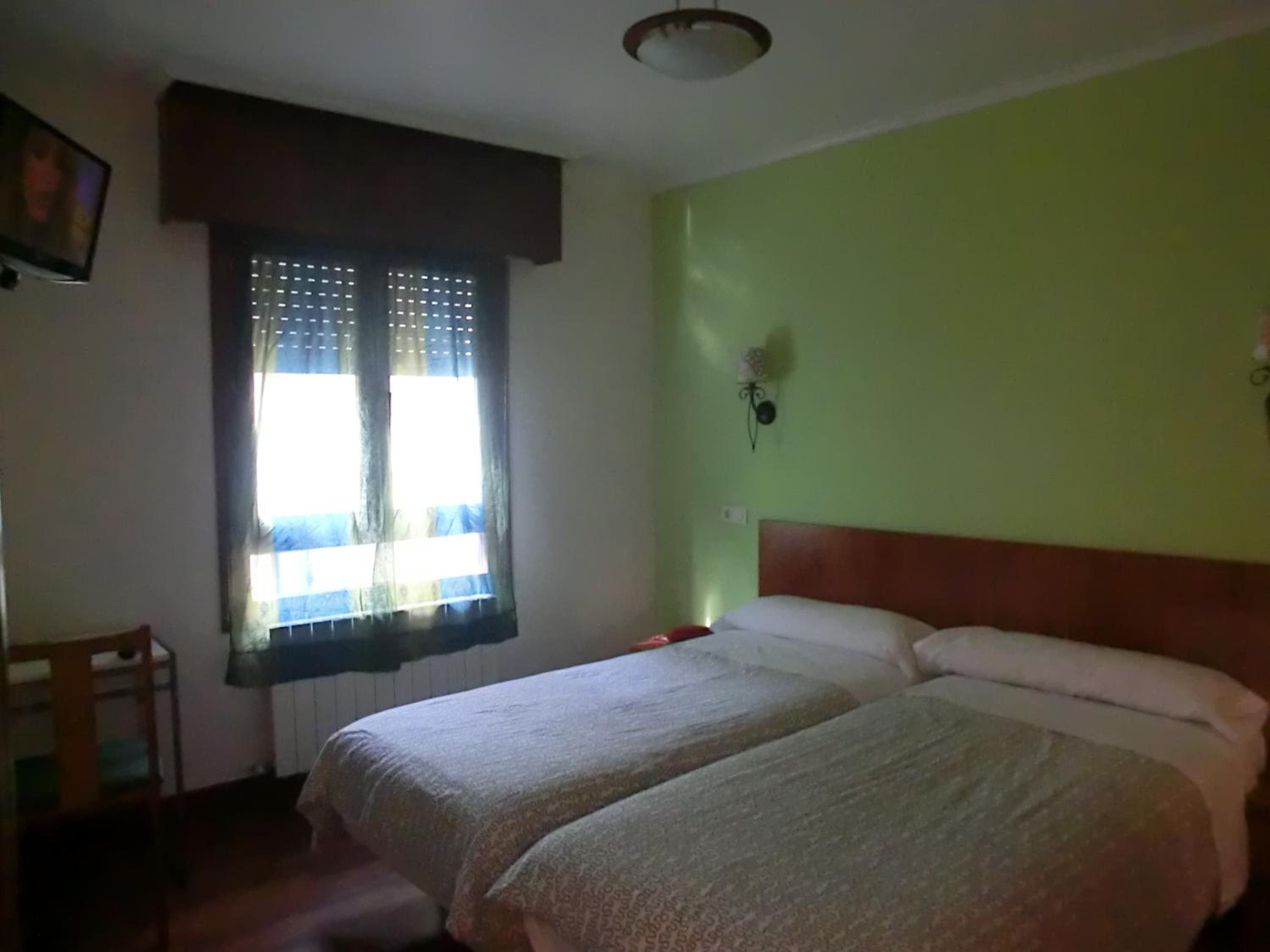 Twin Room - Photo 9