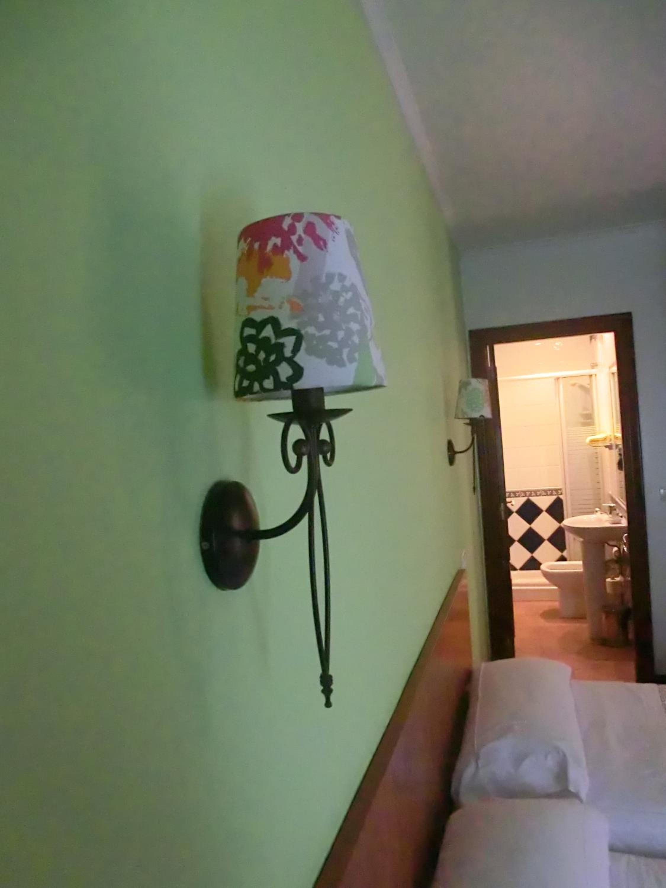 Twin Room - Photo 8