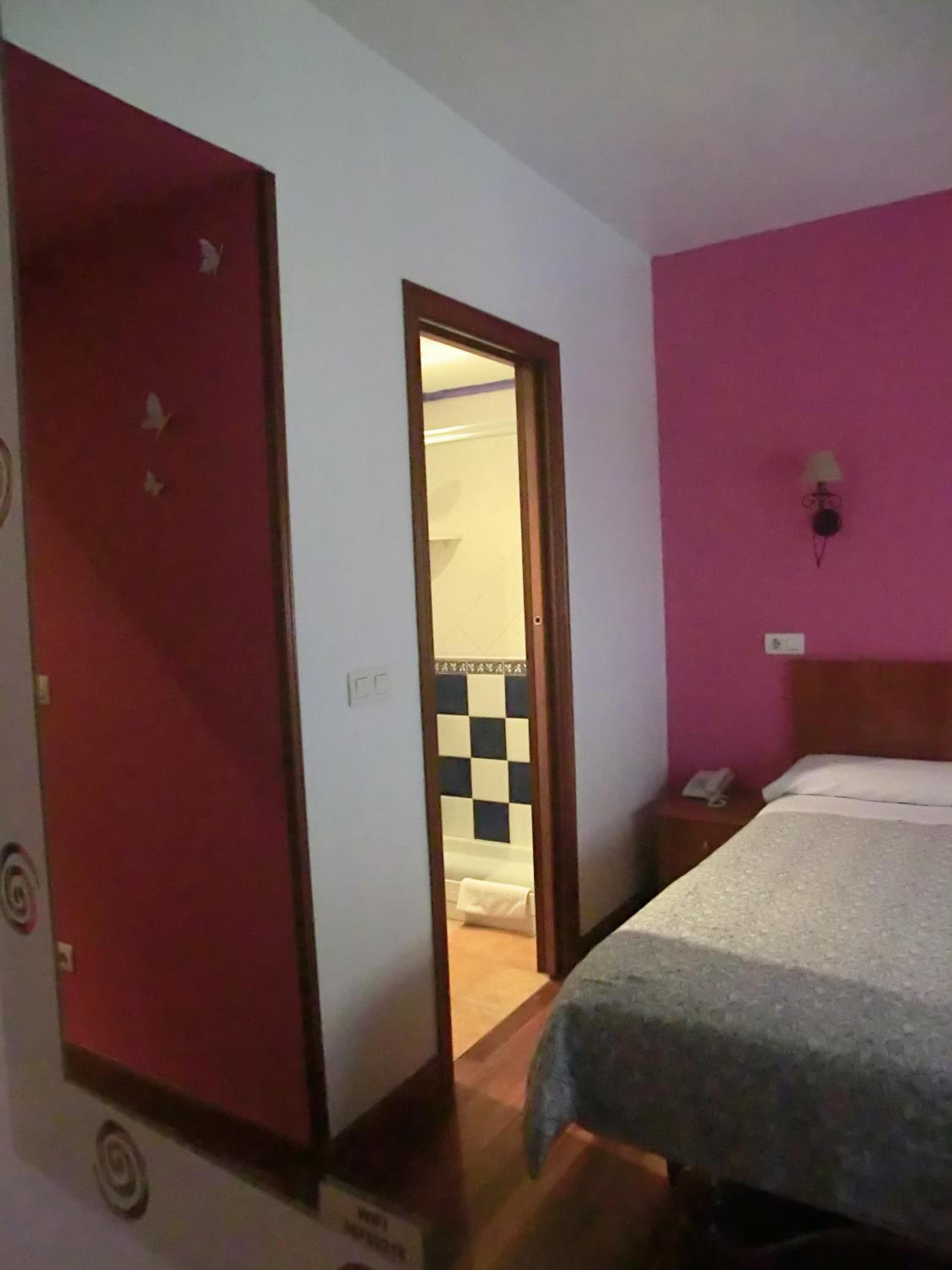 Twin Room - Photo 37