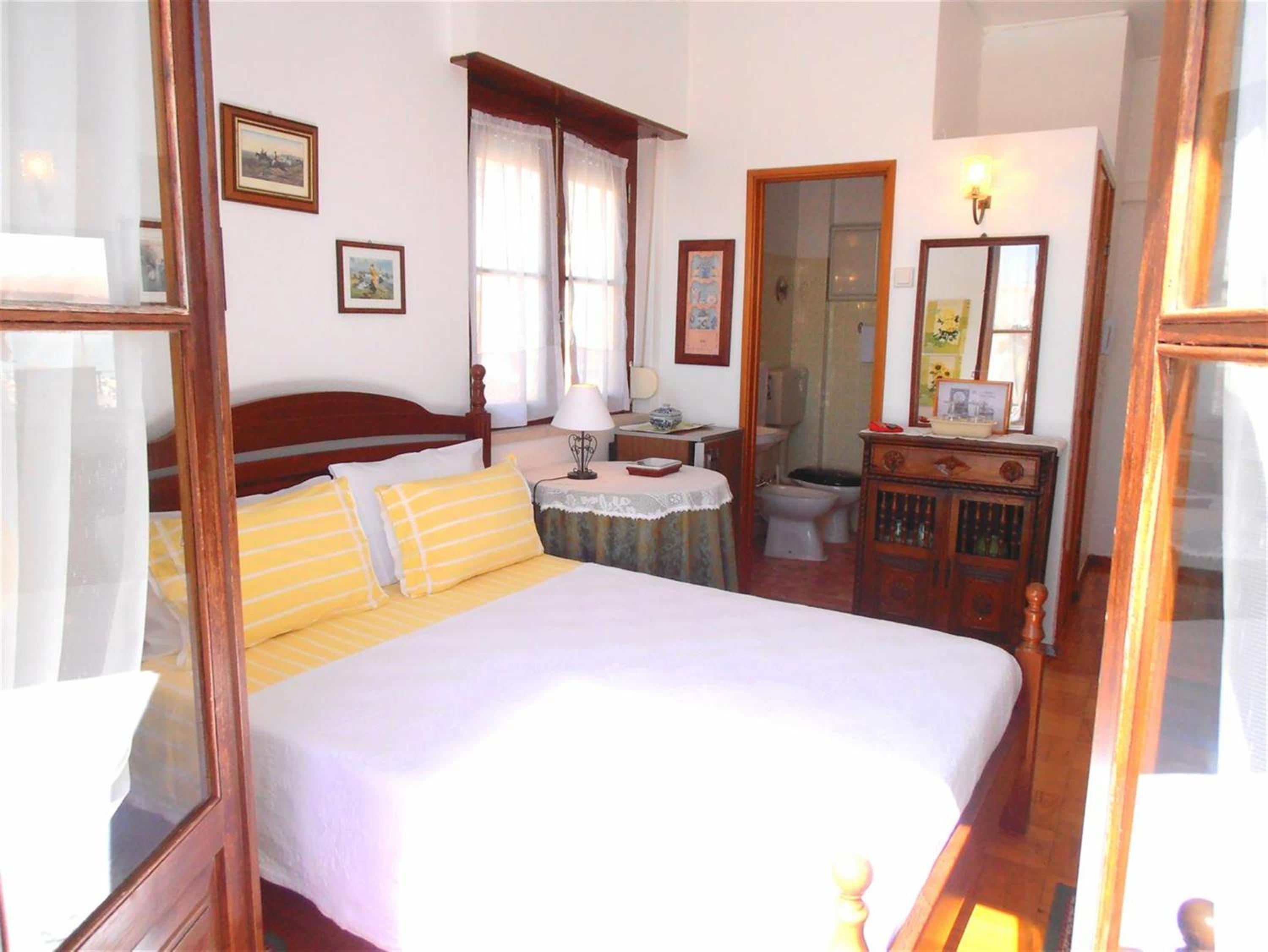 Double Room - Photo 7