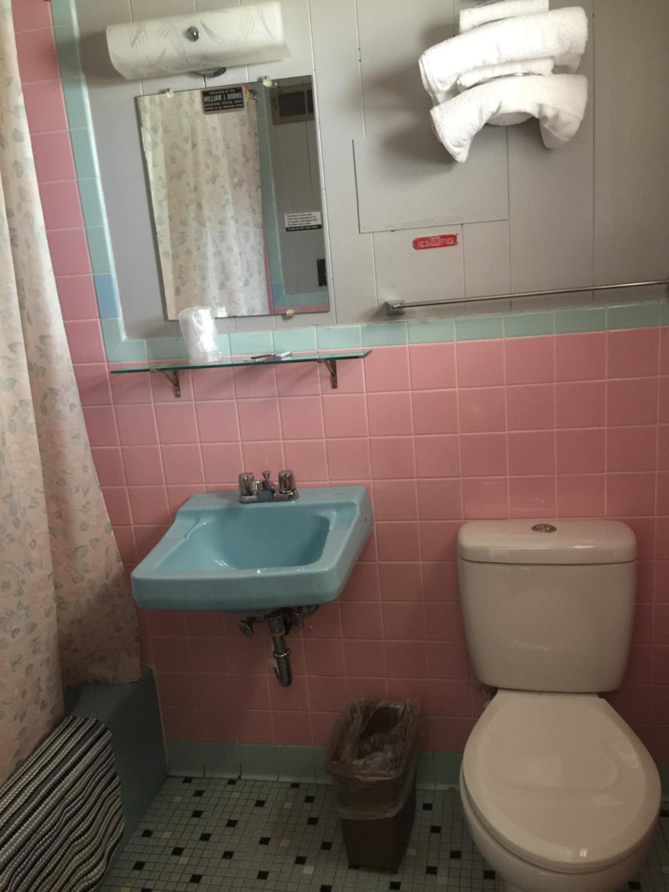Queen Room photo 2