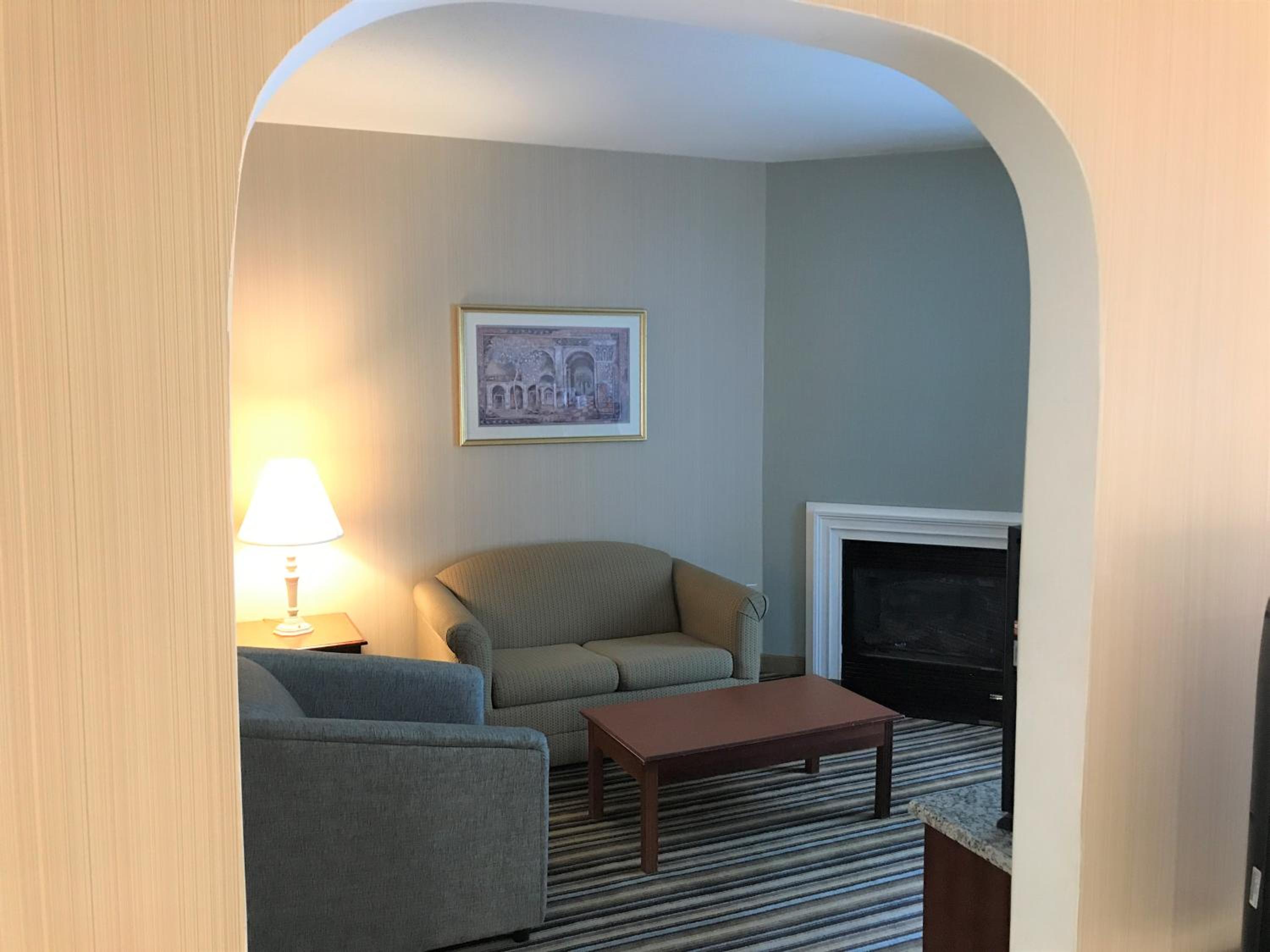 King Suite with Hot Tub - Non-Smoking - Photo 16