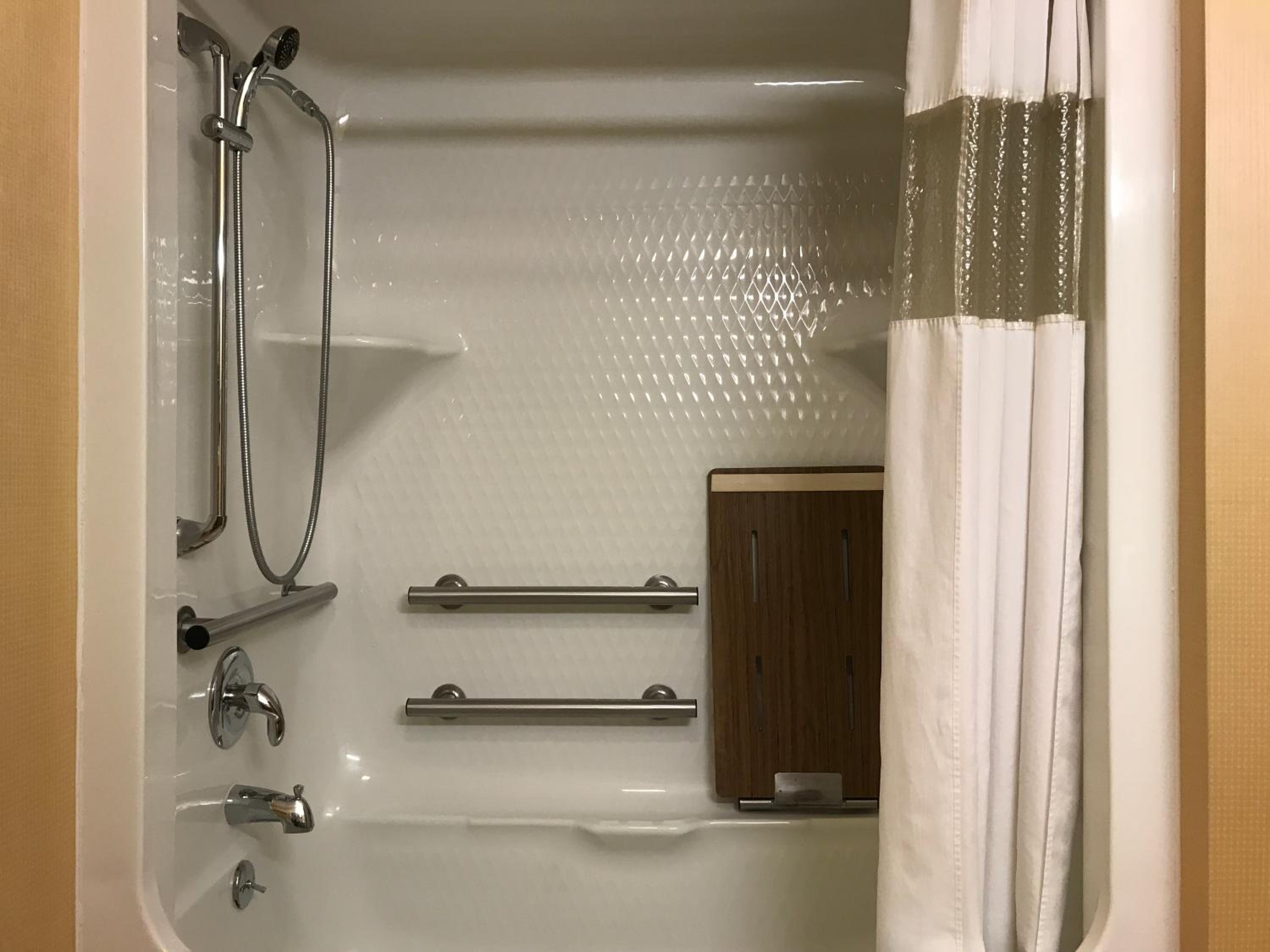 Queen Room with Two Queen Beds - Disability Access/Bath Tub - Photo 6