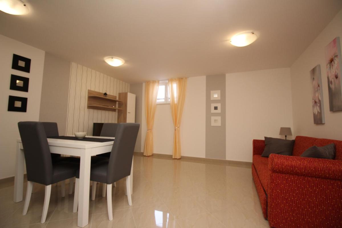 One-Bedroom Apartment photo 2