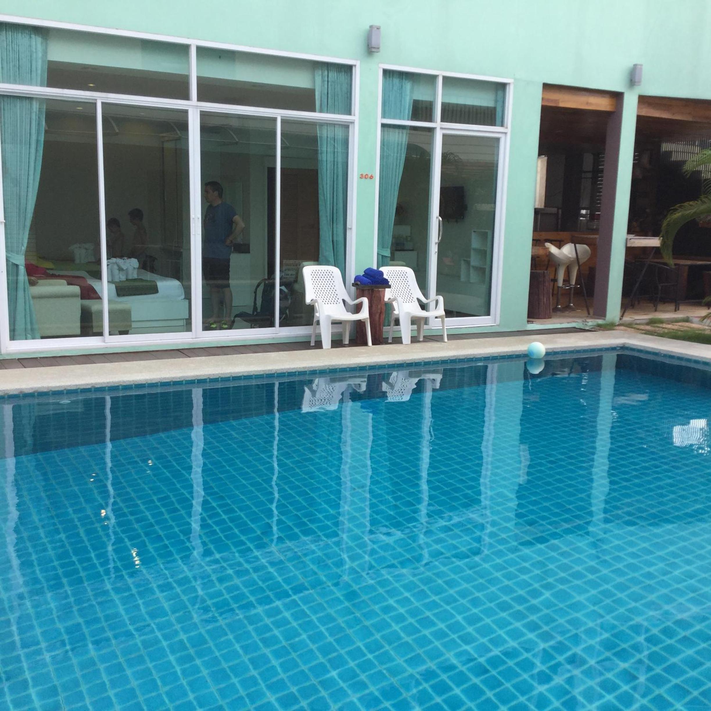 Deluxe Family Room with Pool Access  - Photo 4