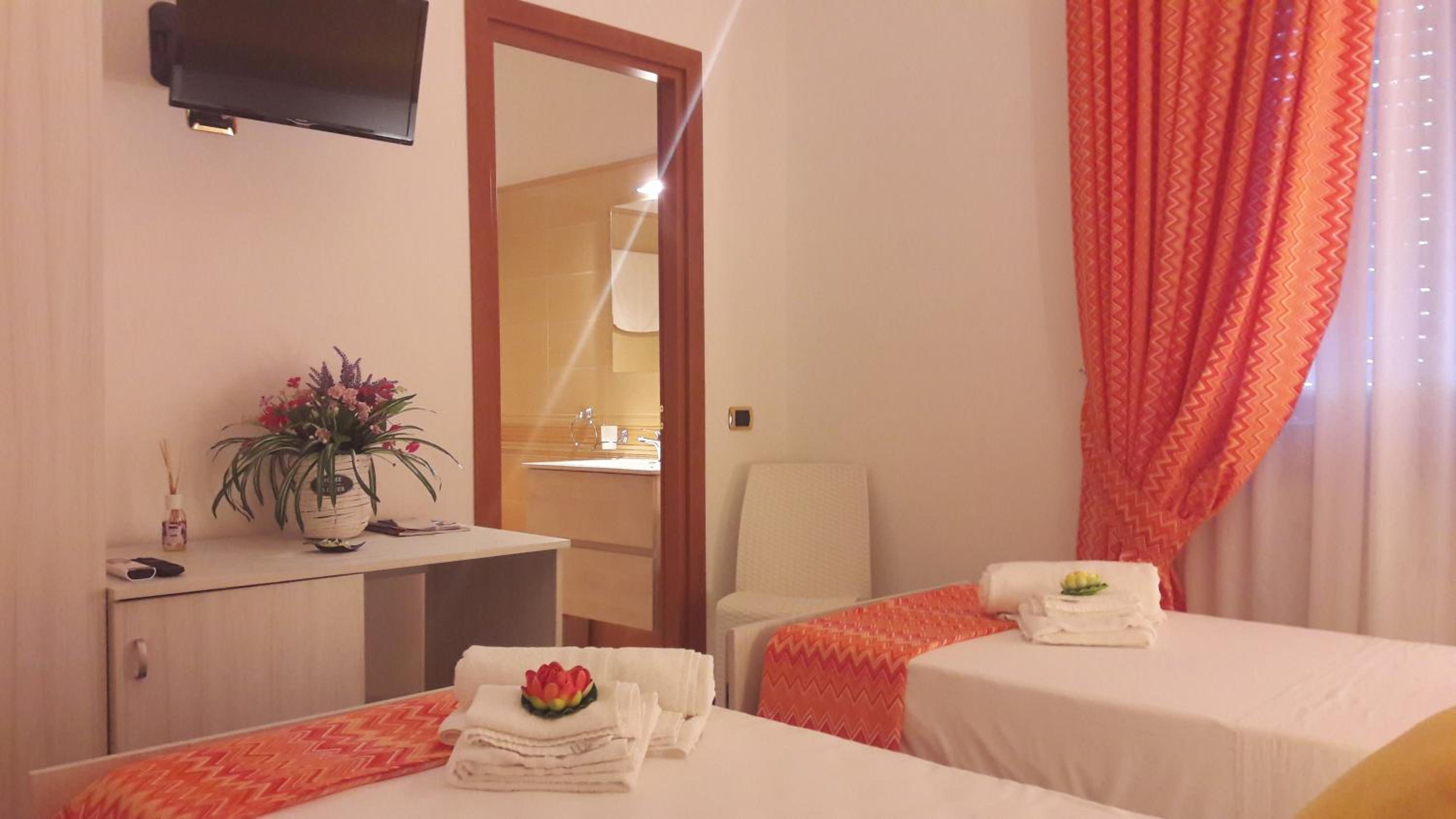 Twin Room with Private Bathroom photo 3