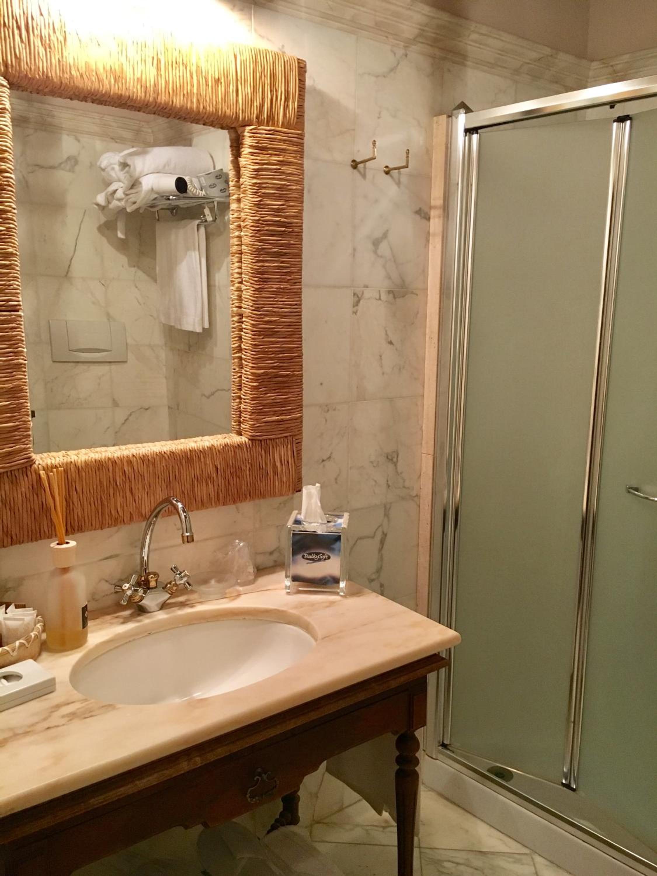 Deluxe Room - Photo 3