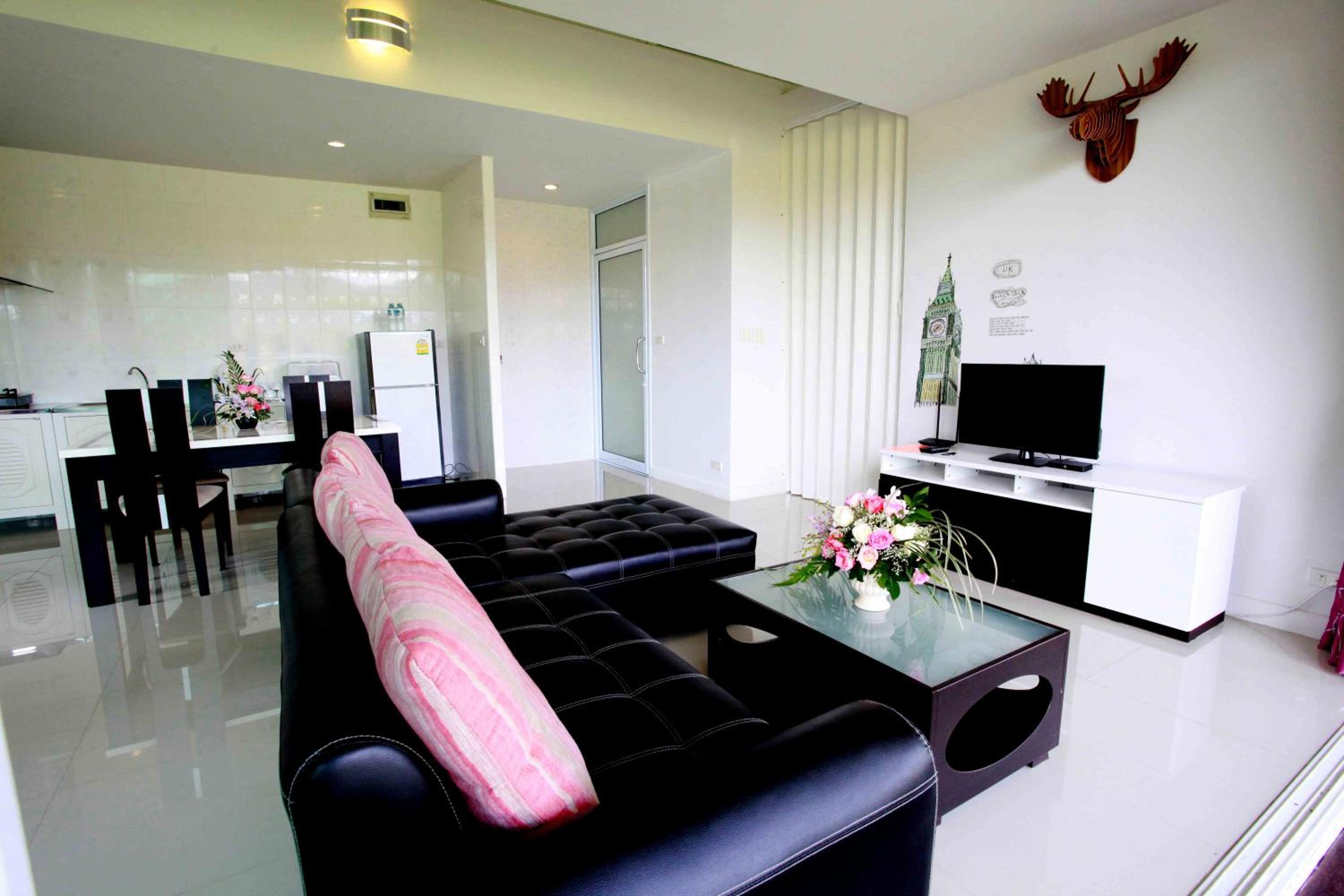 Family Room with Lake View - Photo 3