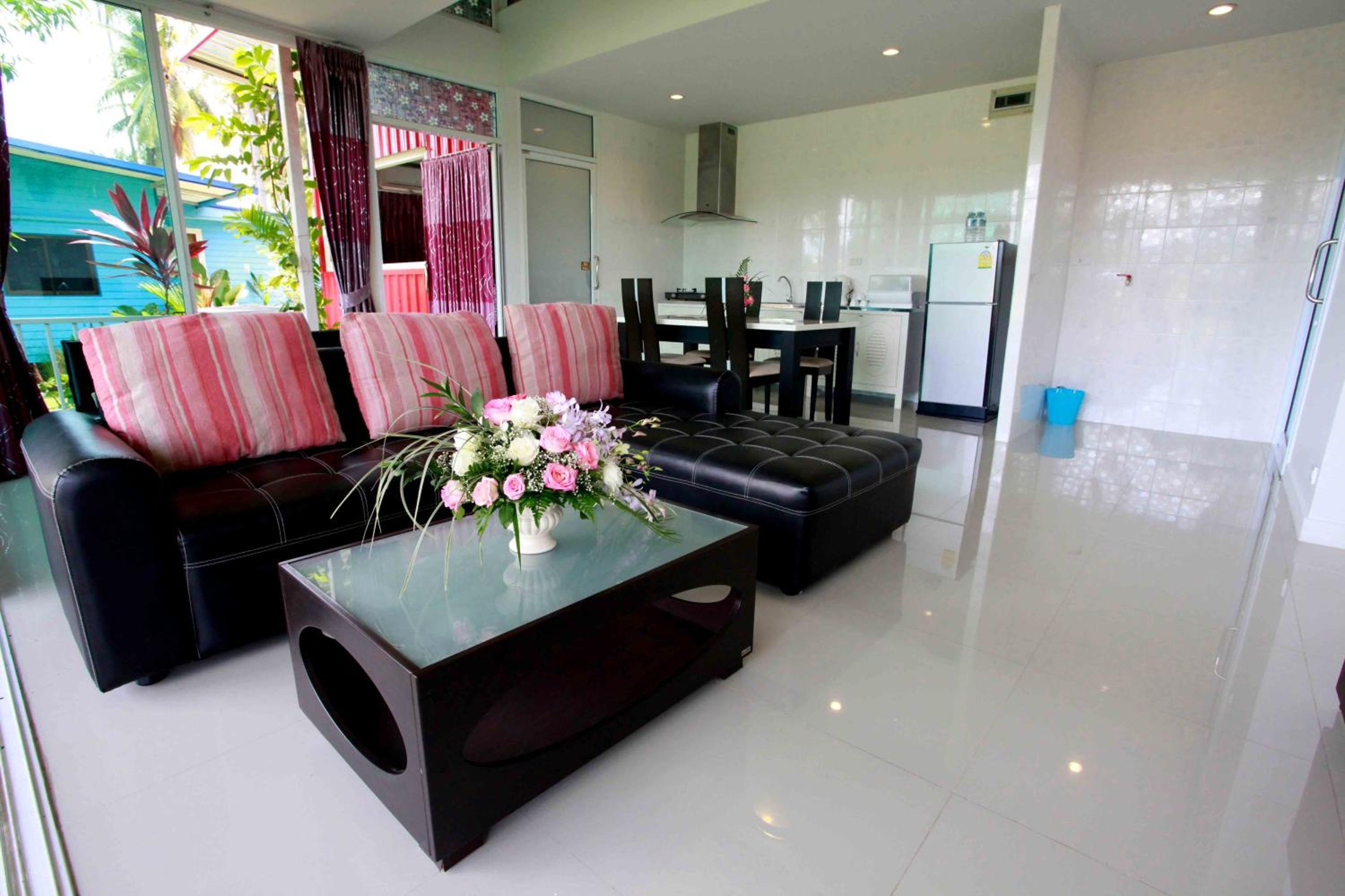 Family Room with Lake View - Photo 6