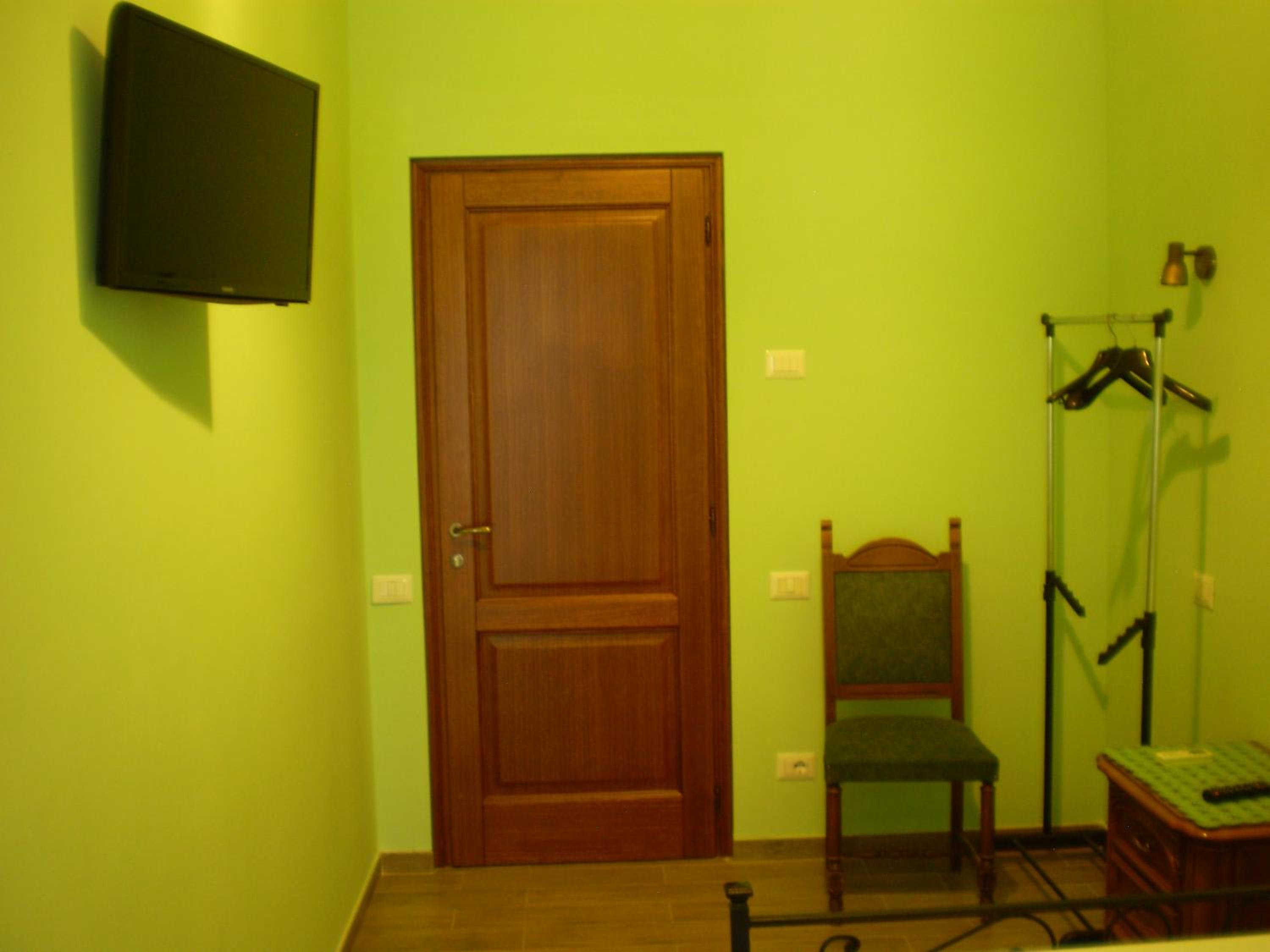 Single Room with Bathroom photo 1