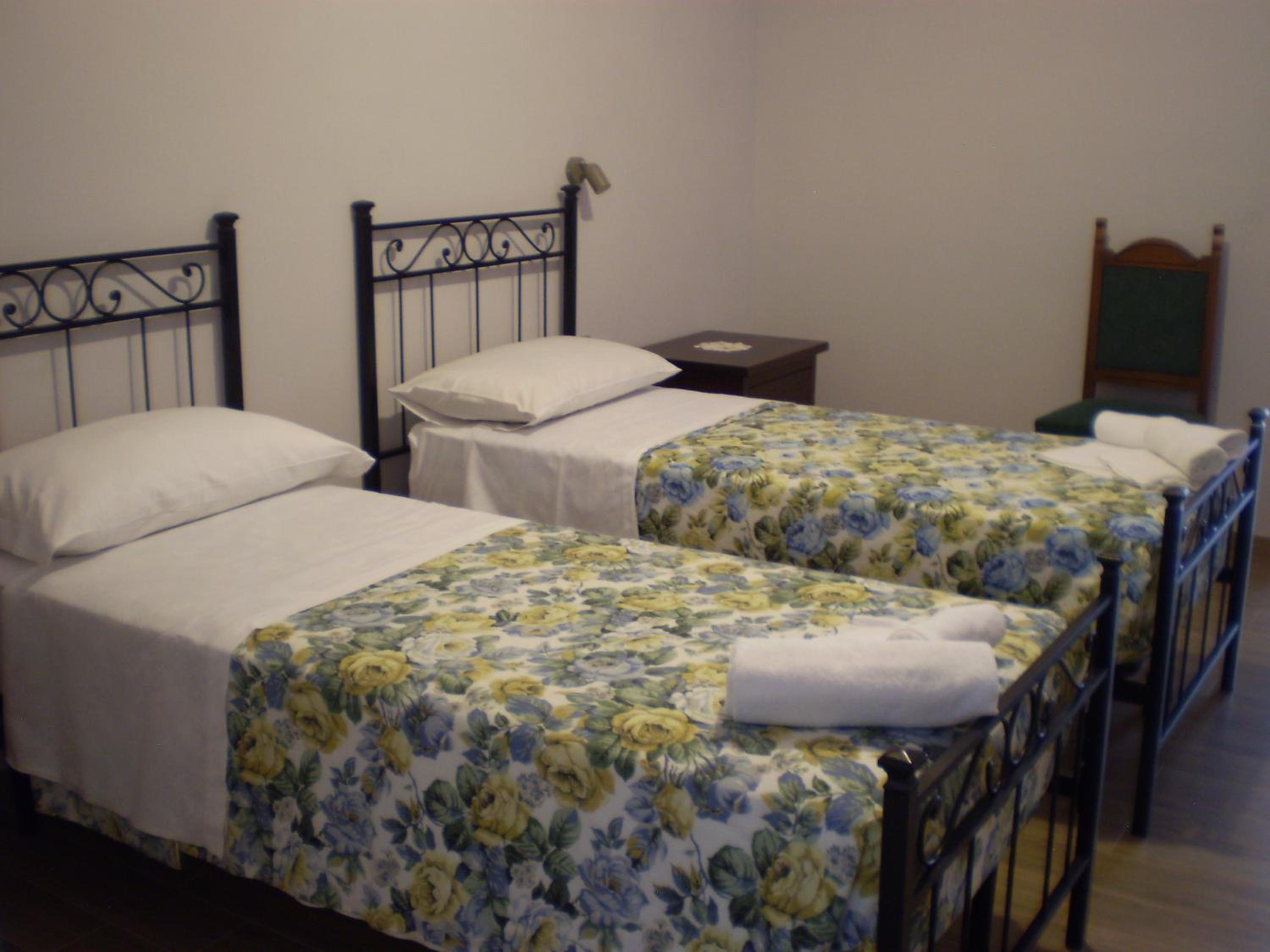 Twin Room with Private Bathroom photo 2