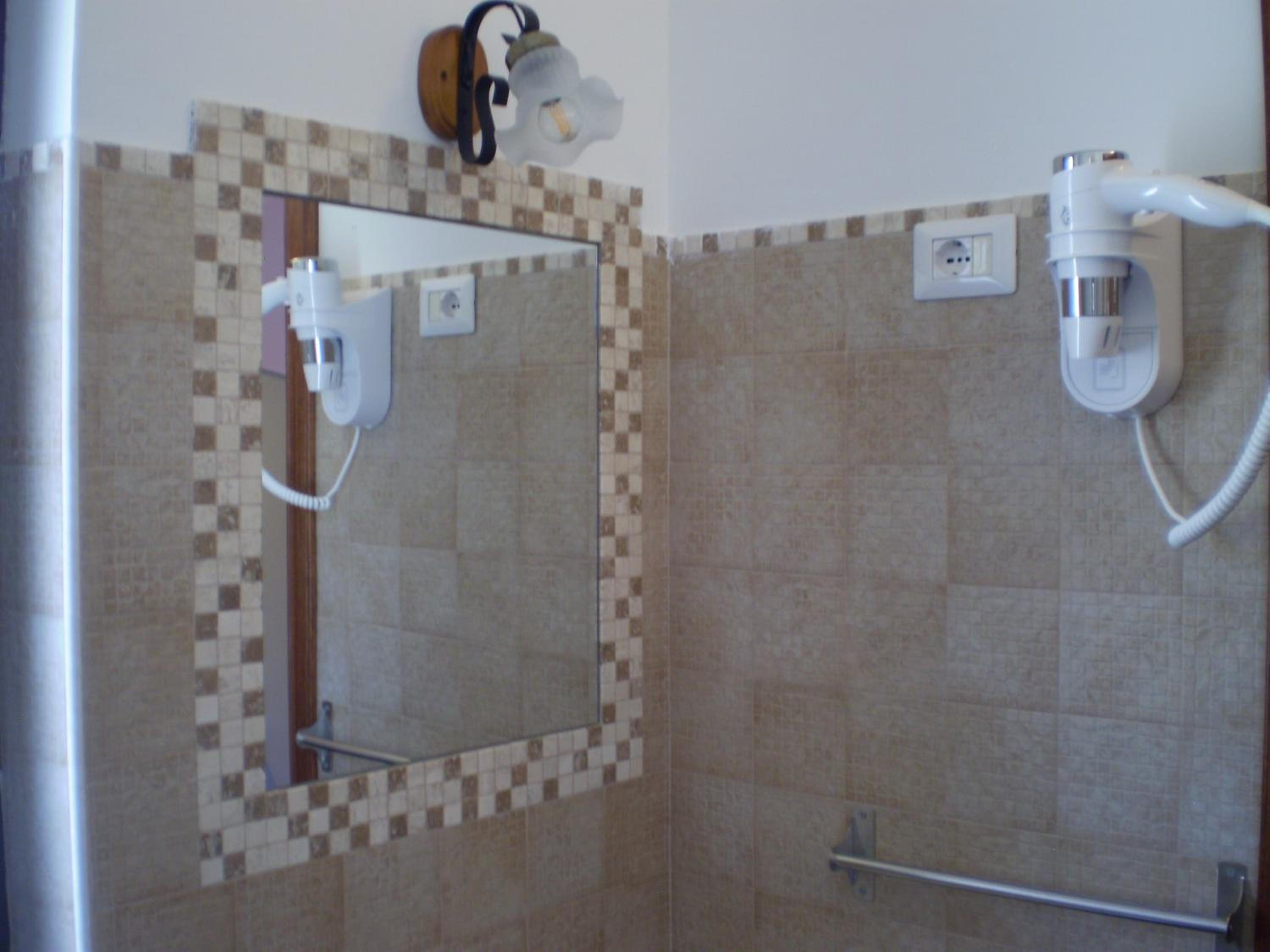 Twin Room with Private Bathroom photo 3