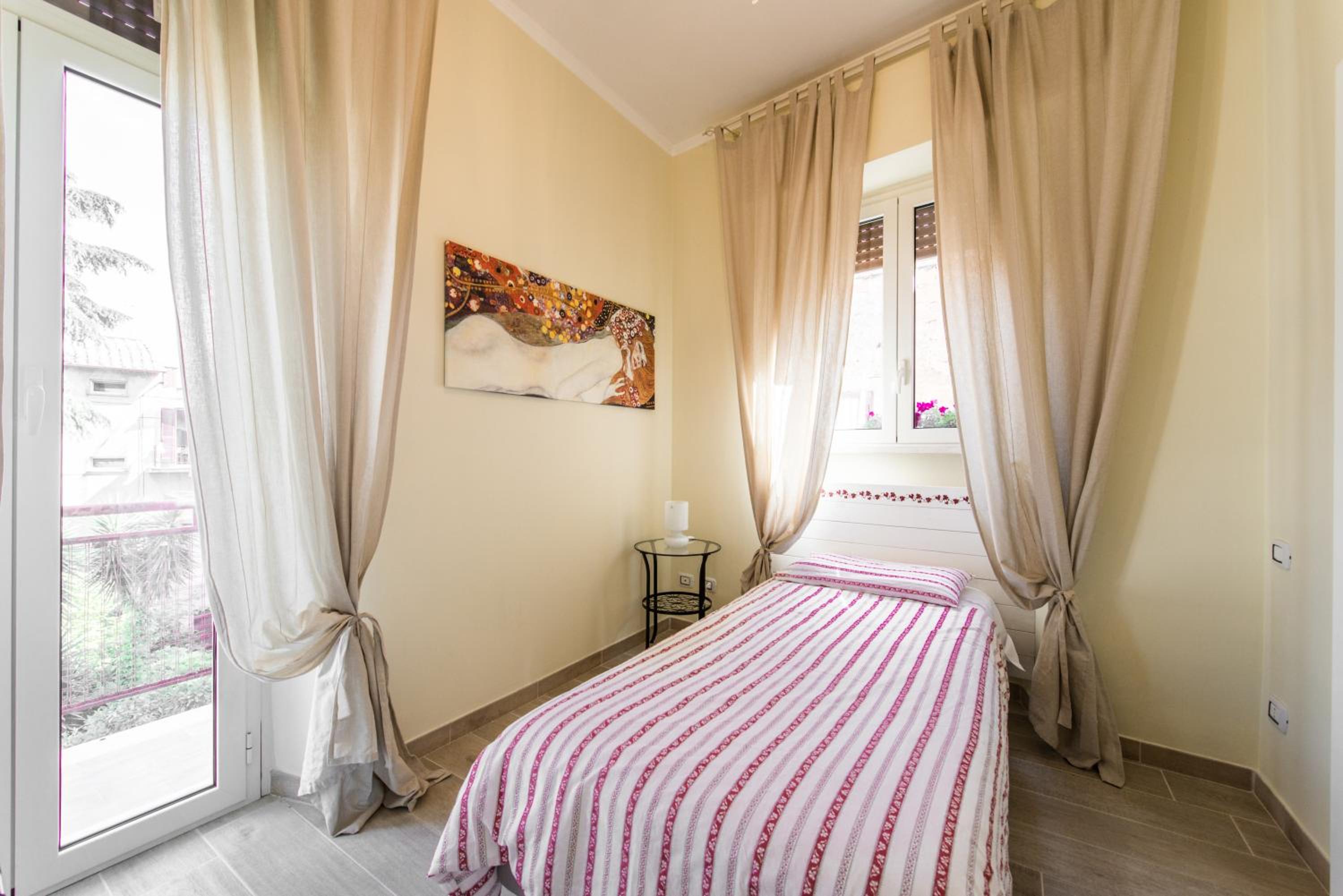 Apartment with Terrace - Photo 8