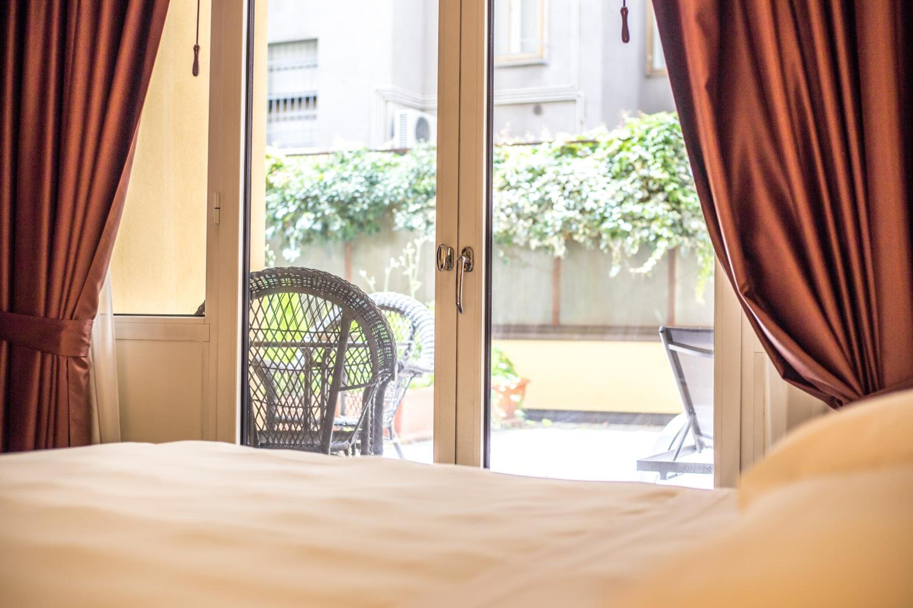 Comfort King Room with Terrace - Photo 2