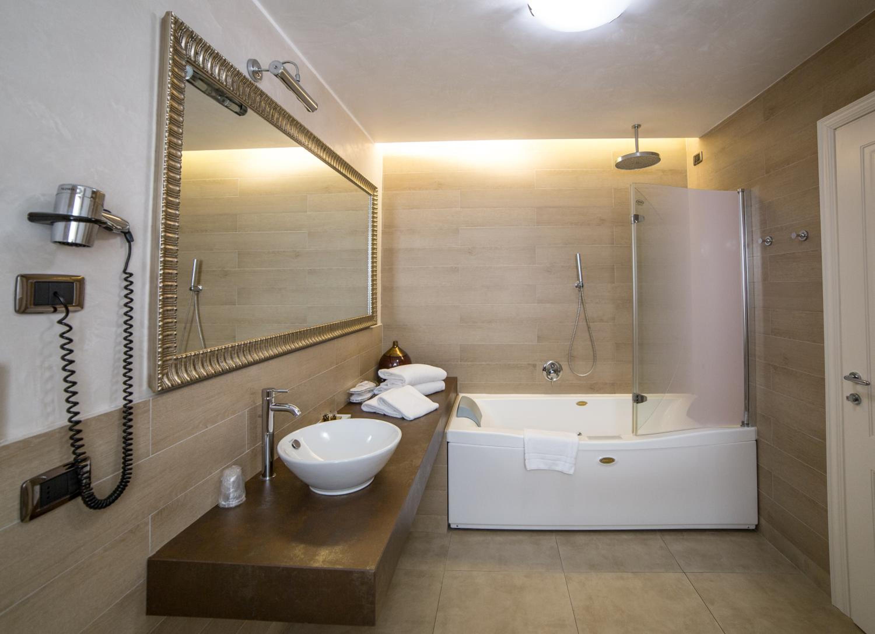 Junior Suite with Jacuzzi - Photo 5